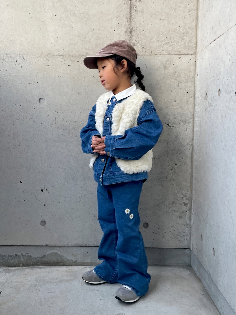 ブルー系のデニムパンツ、ブルー系のデニムジャケット、グレー系のスニーカーを着用したキッズの冬コーディネートの2枚目の写真