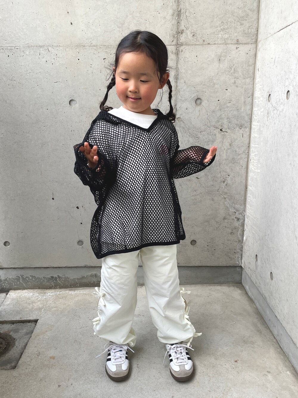 ブラック系のトップス、ホワイト系のその他パンツ、ホワイト系のスニーカーを着用したキッズの春コーディネートの4枚目の写真