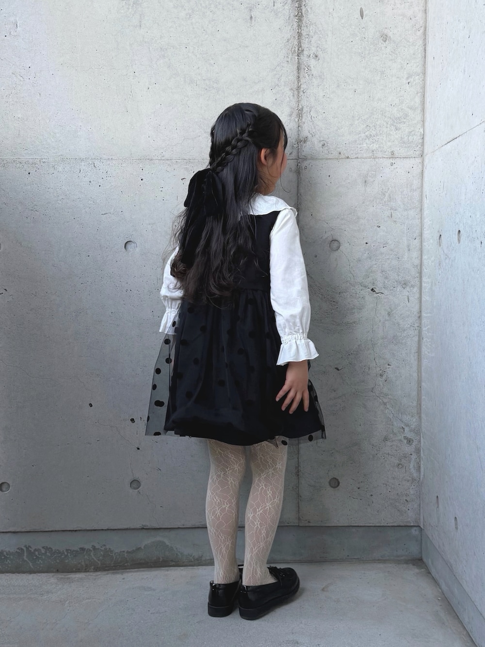 その他のローファー、ホワイト系のシャツ/ブラウス、ブラック系のワンピースを着用したキッズの冬コーディネートの5枚目の写真