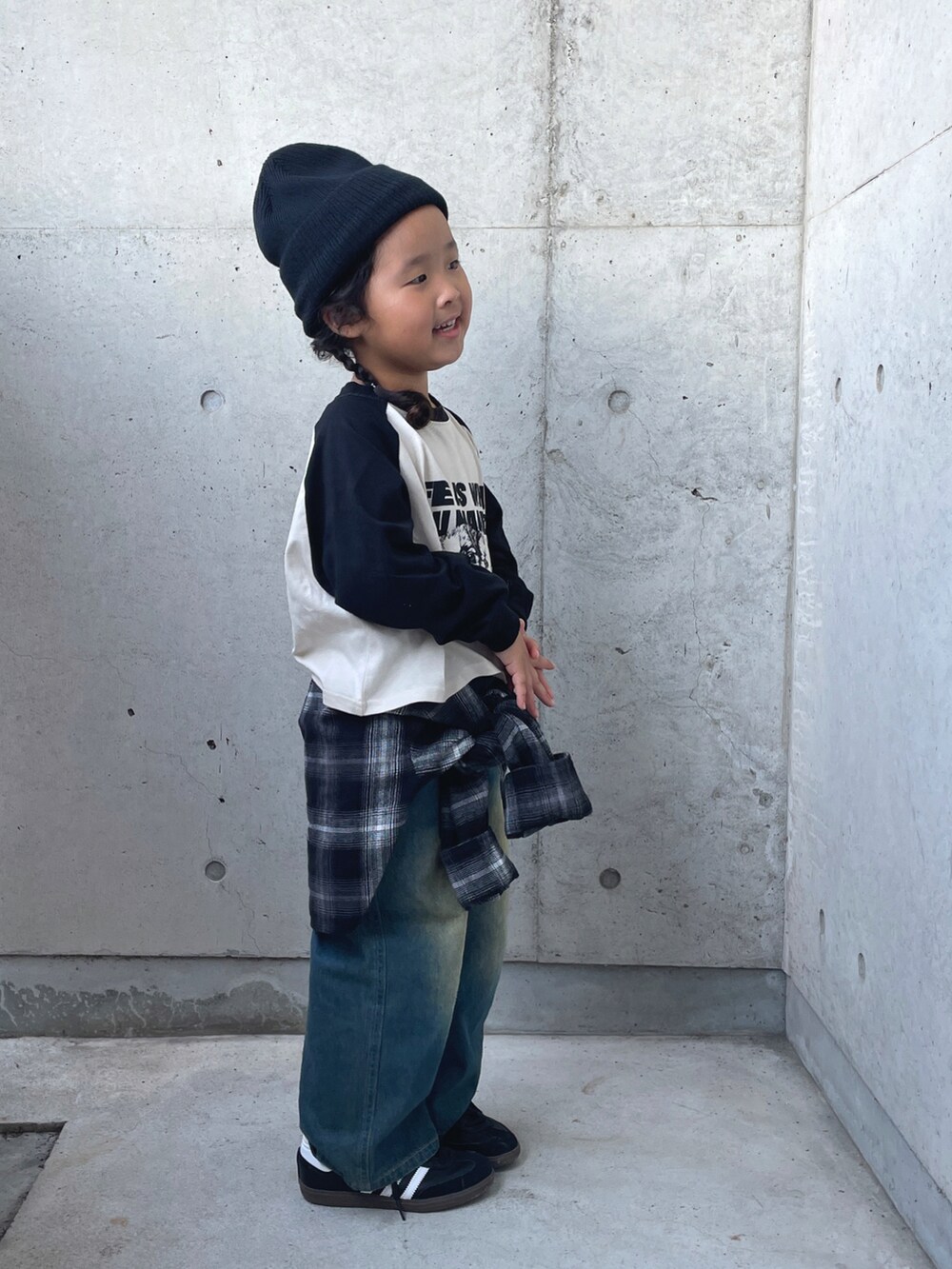 ホワイト系のトップス、ブラック系のシャツ/ブラウス、ブルー系のパンツを着用したキッズの秋コーディネートの5枚目の写真