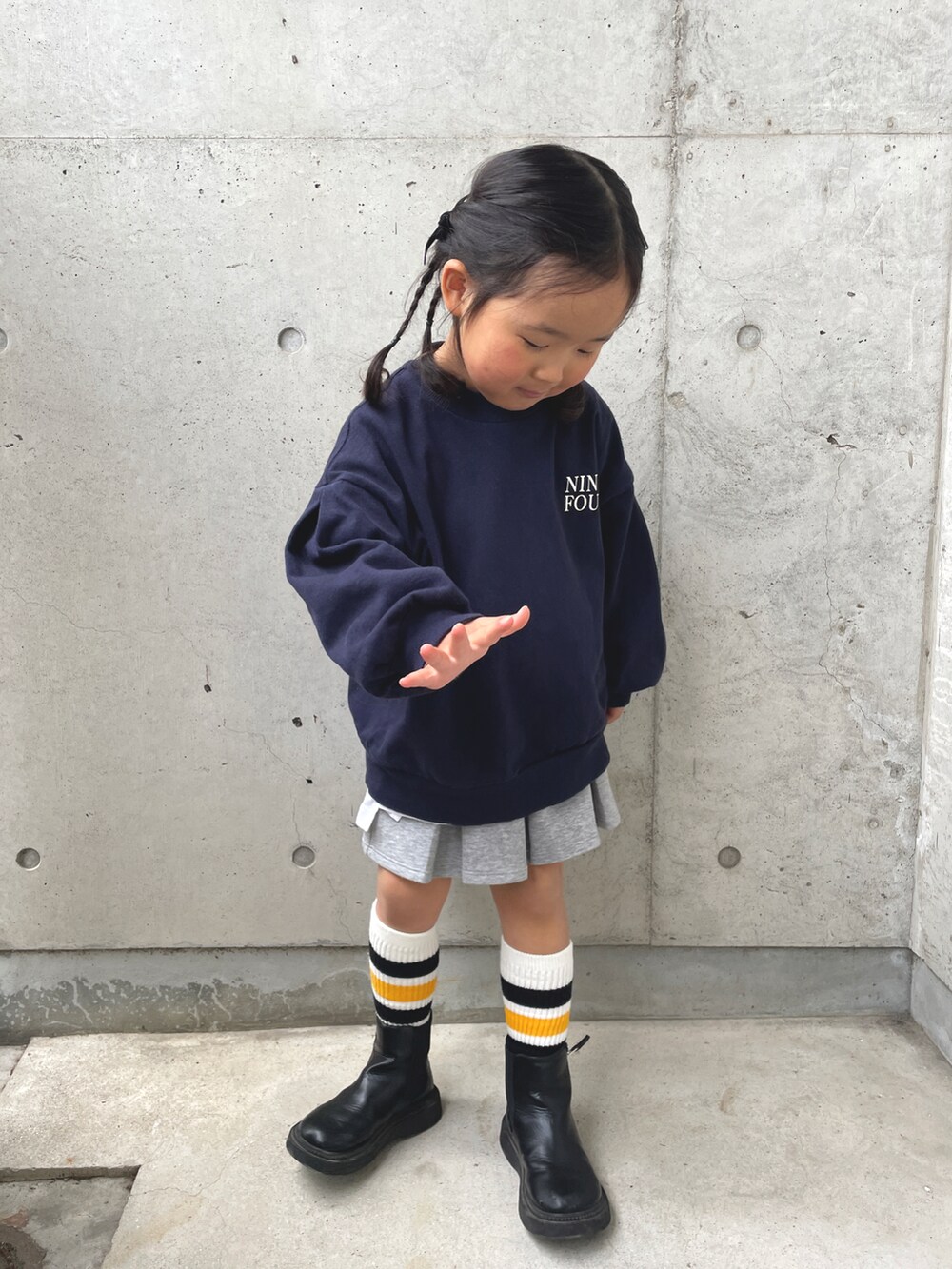 ブルー系のスウェット、ホワイト系のTシャツ/カットソー、グレー系のスカートを着用したキッズの春コーディネートの4枚目の写真
