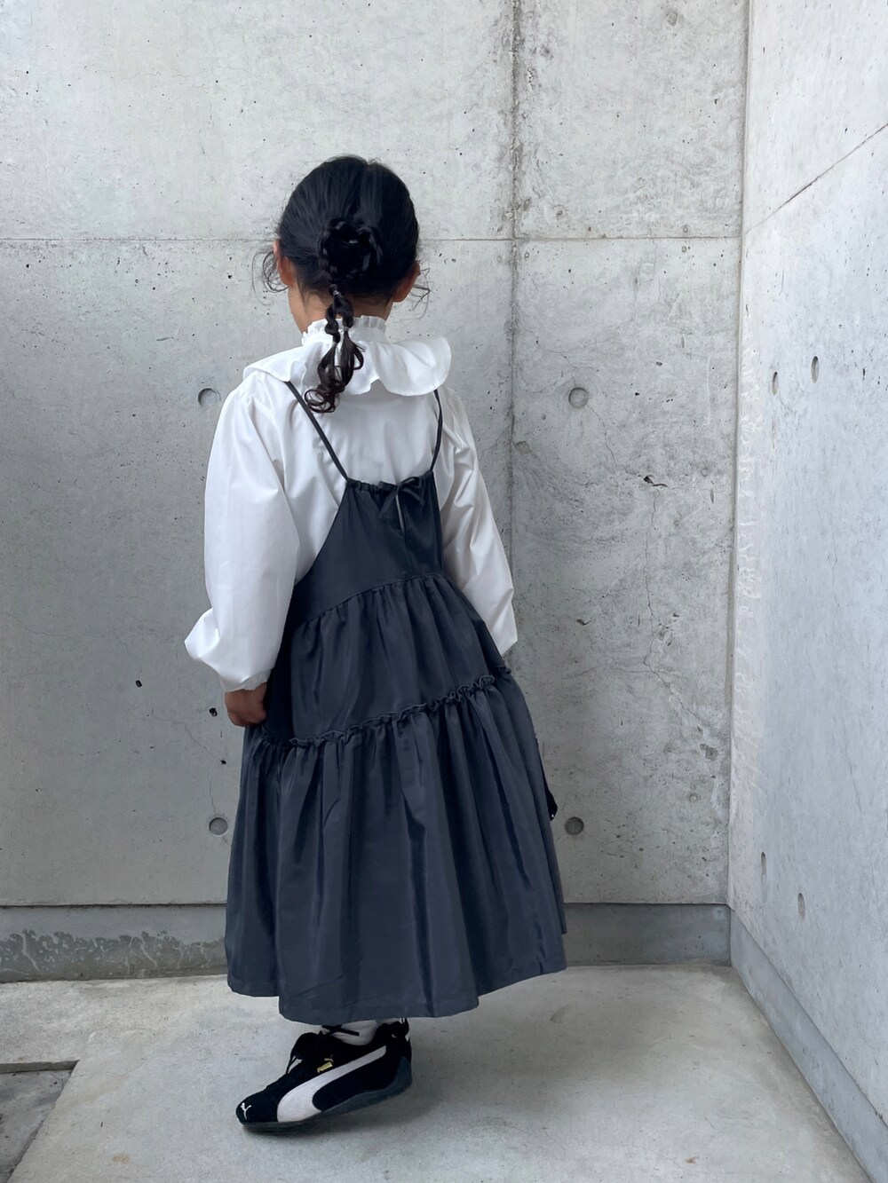ホワイト系のシャツ/ブラウス、グレー系のワンピース、ブラック系のスニーカーを着用したキッズの春コーディネートの3枚目の写真