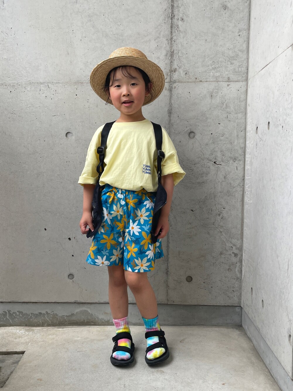 ブルー系のその他パンツ、イエロー系のTシャツ/カットソー、ブラック系のサンダルを着用したキッズの春コーディネートの3枚目の写真