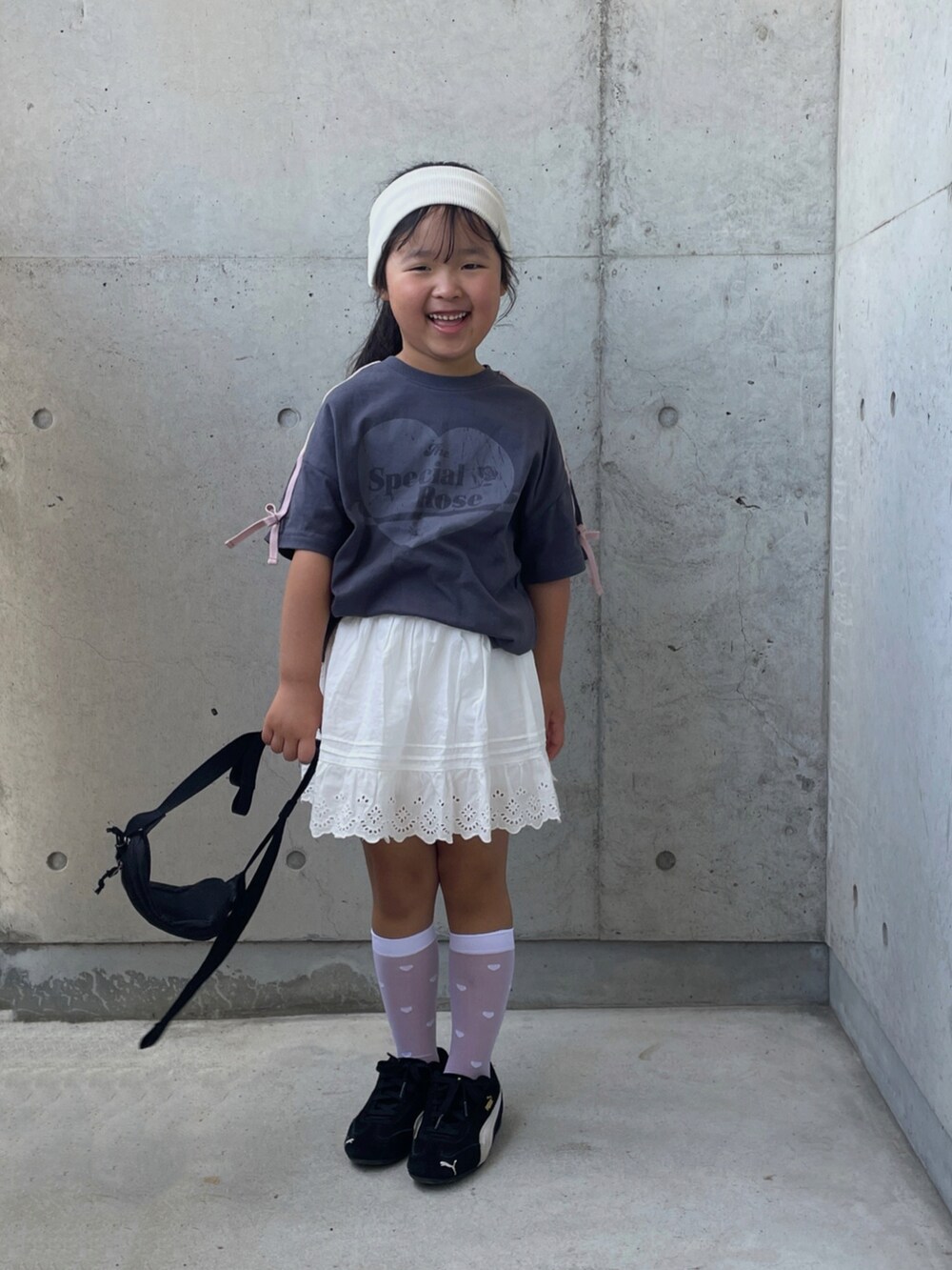 ブラック系のスニーカー、ブラック系のボディバッグ/ウエストポーチ、ブラック系のTシャツ/カットソーを着用したキッズの夏コーディネートの5枚目の写真