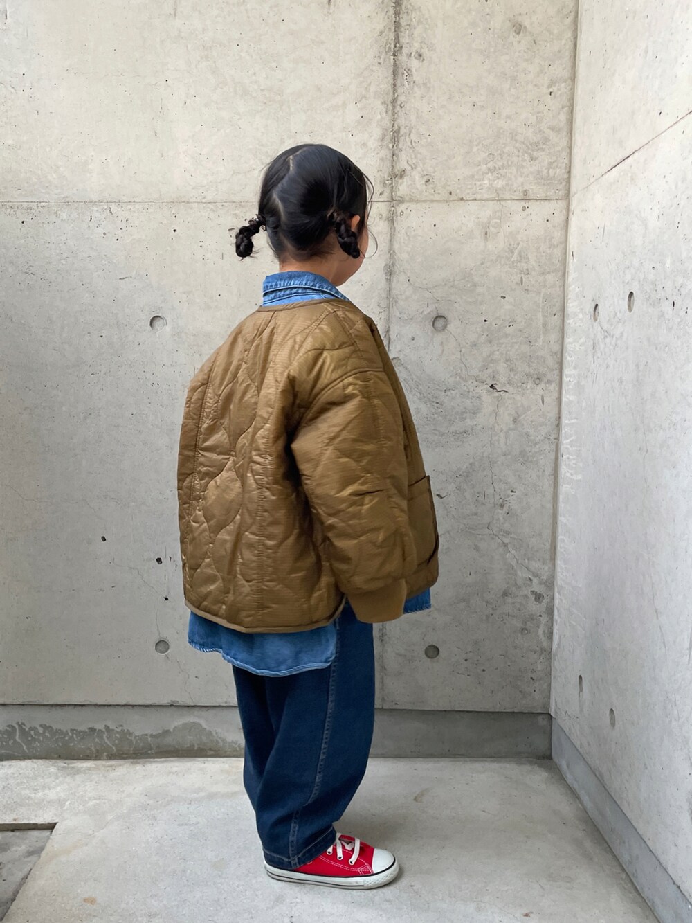 ブルー系のTシャツ/カットソー、ブルー系のシャツ/ブラウス、ブルー系のデニムパンツを着用したキッズの冬コーディネートの4枚目の写真