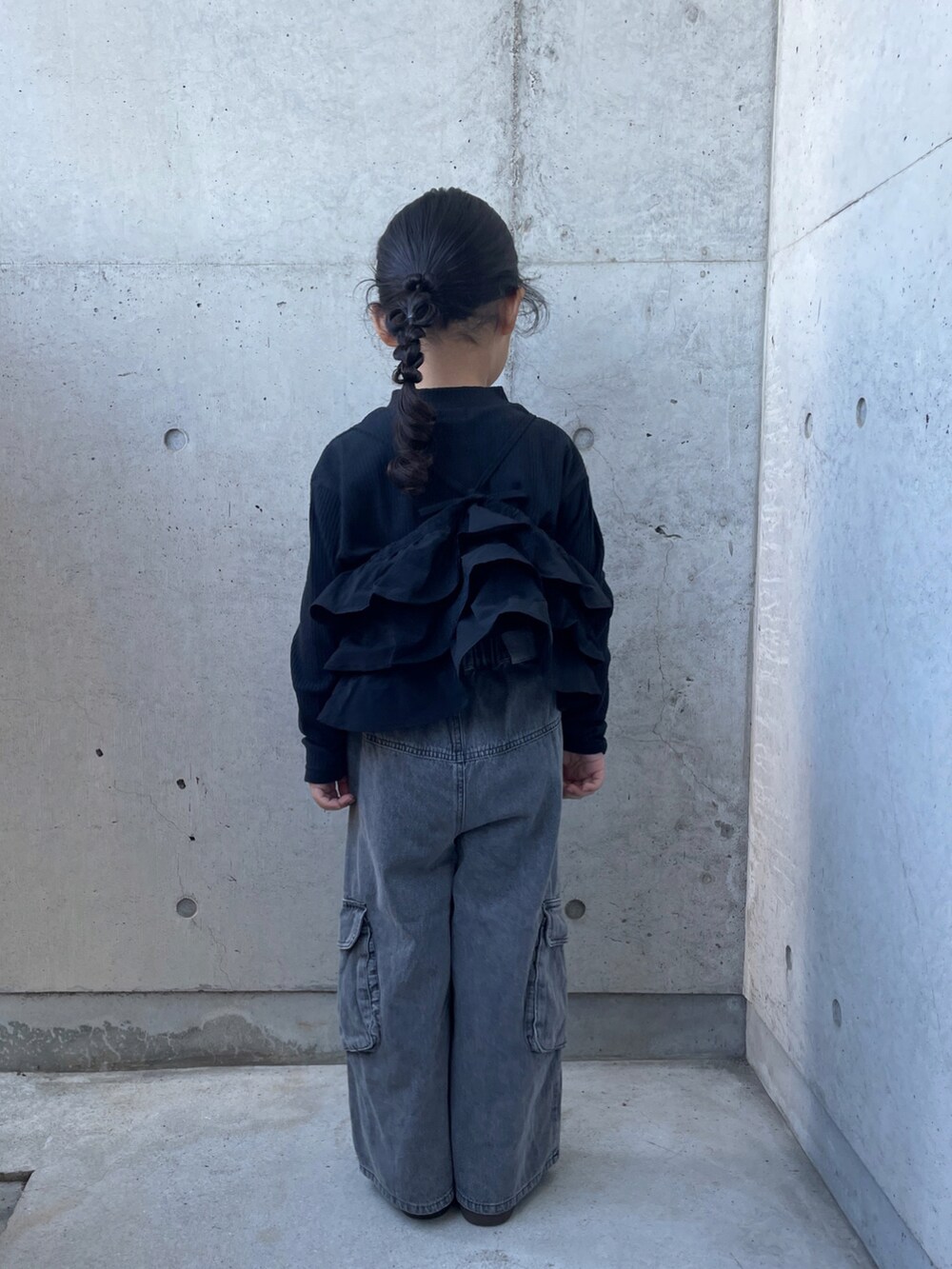 「きれいめカジュアル、ブラックコーデ、デニムパンツ、キッズファッション、スニーカー、キャミソール、ヘアアレンジ、モード」｜「Birthdayの品番：216-0935（パンツ、ブラック系）」を使った、ioooさん（キッズ・110cm）の冬コーディネートの2枚目の写真