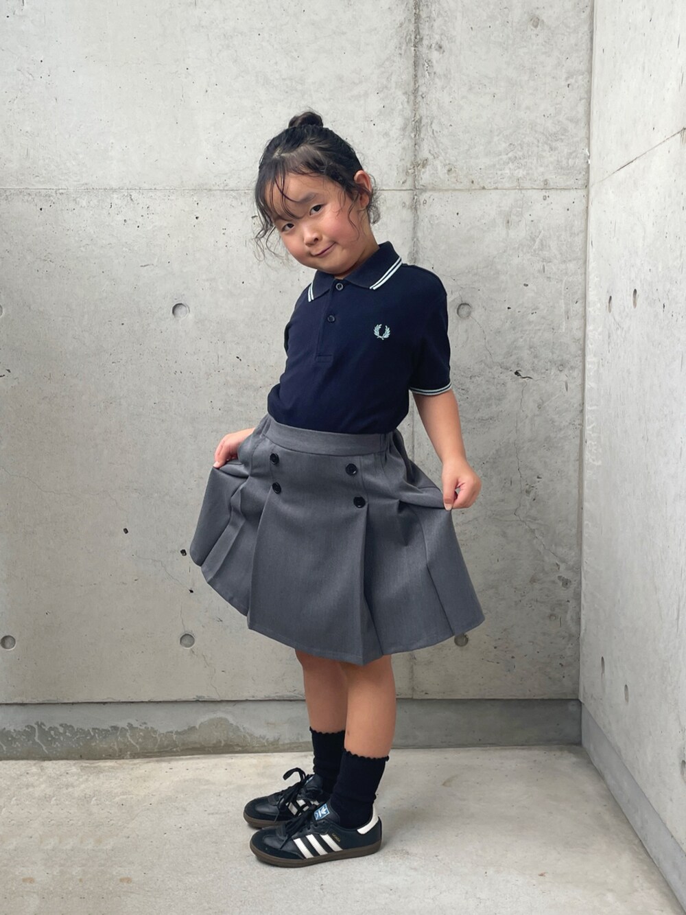 ブラック系のスニーカー、ブルー系のポロシャツ、ブラウン系のショルダーバッグを着用したキッズの秋コーディネートの5枚目の写真