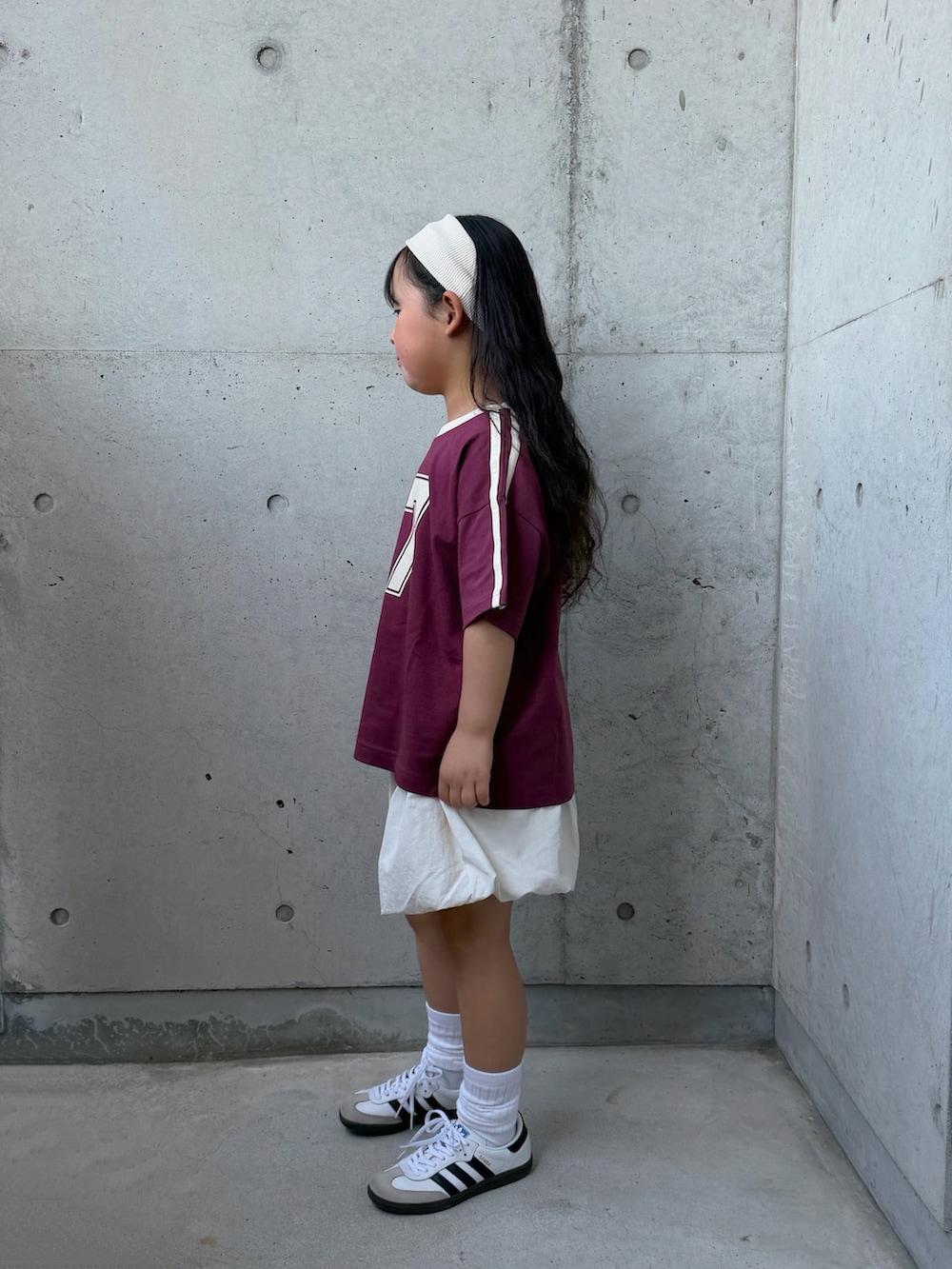 レッド系のTシャツ/カットソー、ホワイト系のその他パンツ、ホワイト系のスニーカーを着用したキッズの春コーディネートの2枚目の写真