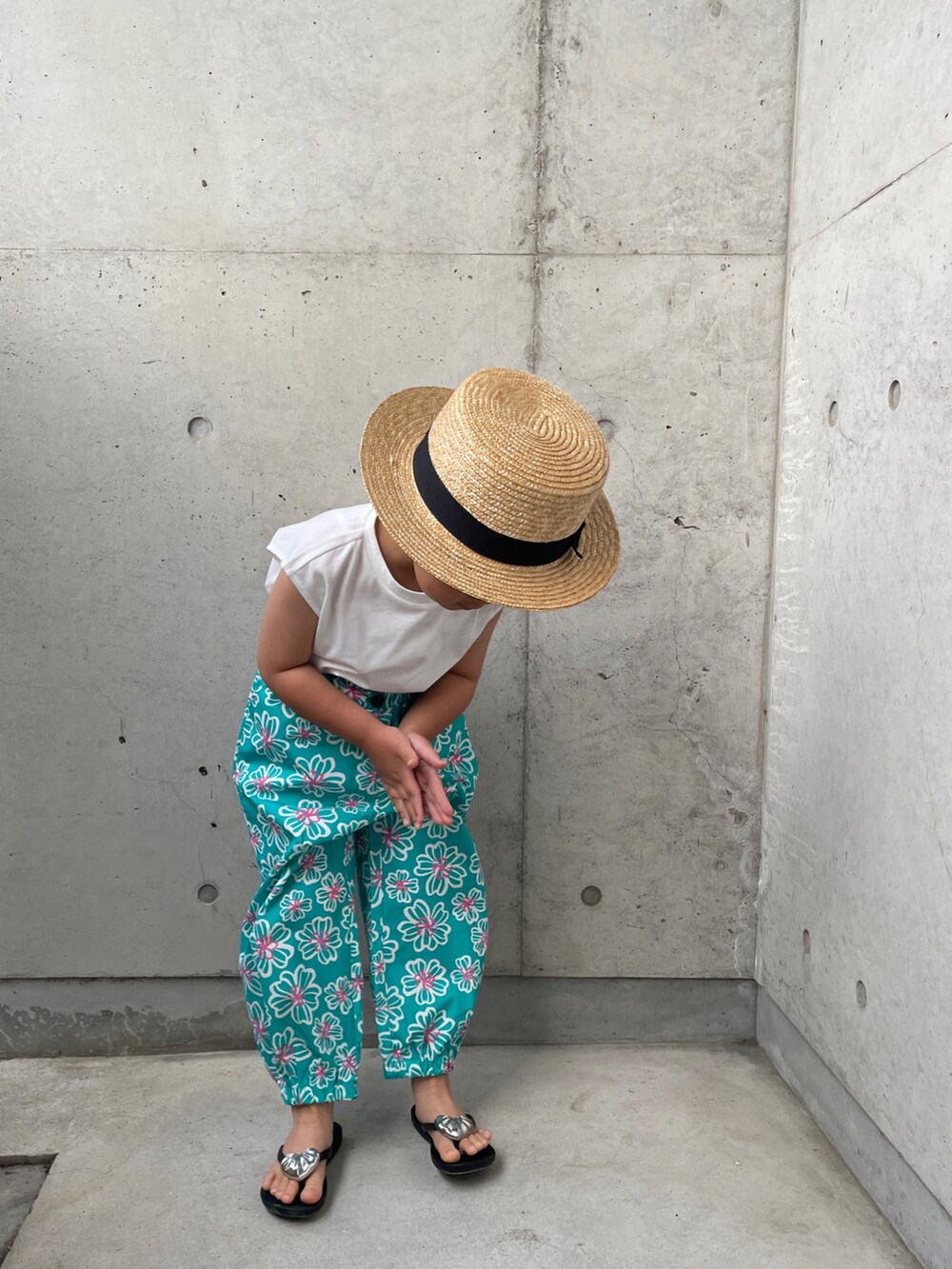 グリーン系のその他パンツ、ブラック系のサンダル、ベージュ系のハットを着用したキッズの春コーディネートの2枚目の写真