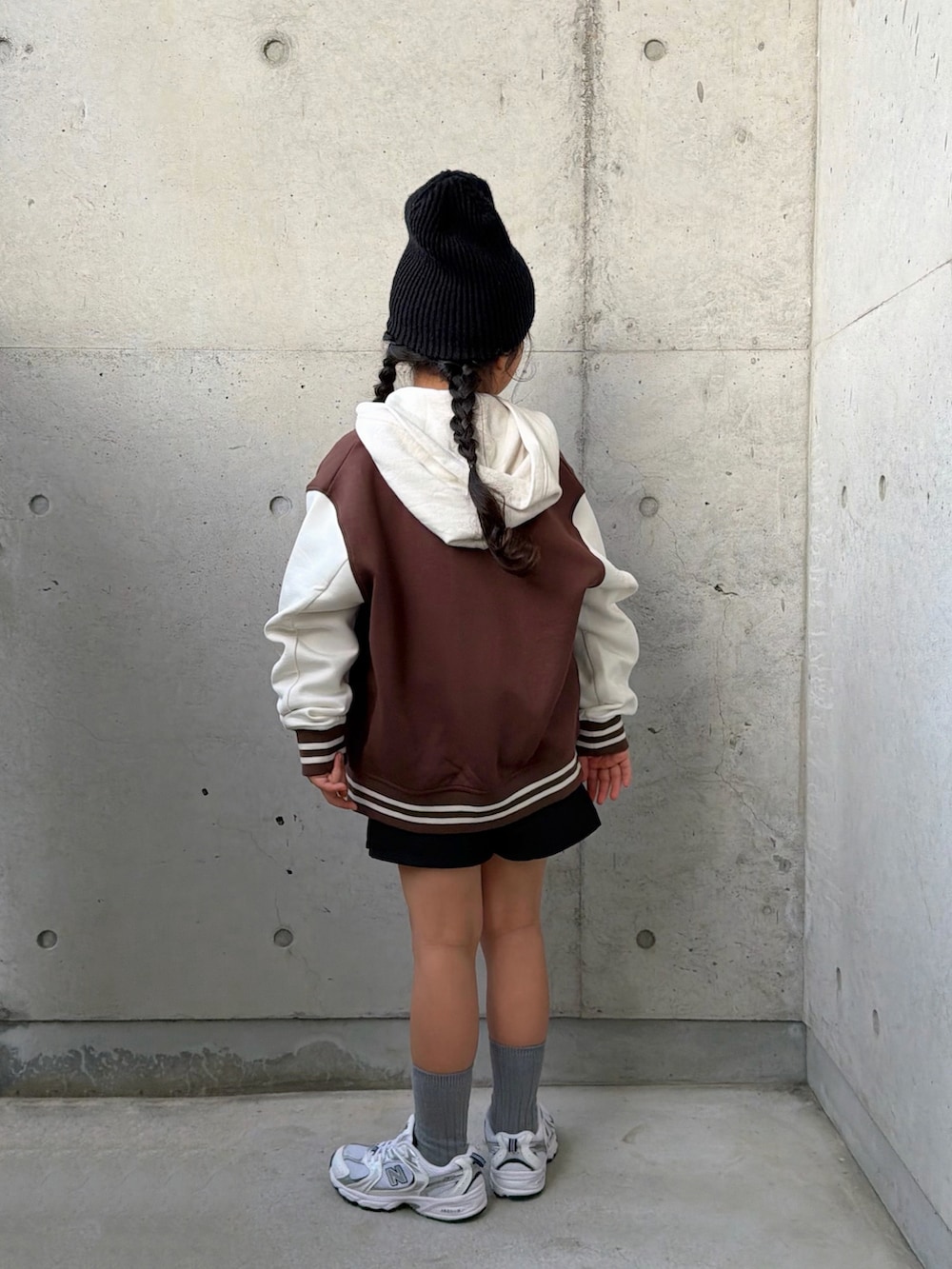 ホワイト系のスニーカー、ホワイト系のパーカー、ブラウン系のジャケット/アウターを着用したキッズの冬コーディネートの4枚目の写真