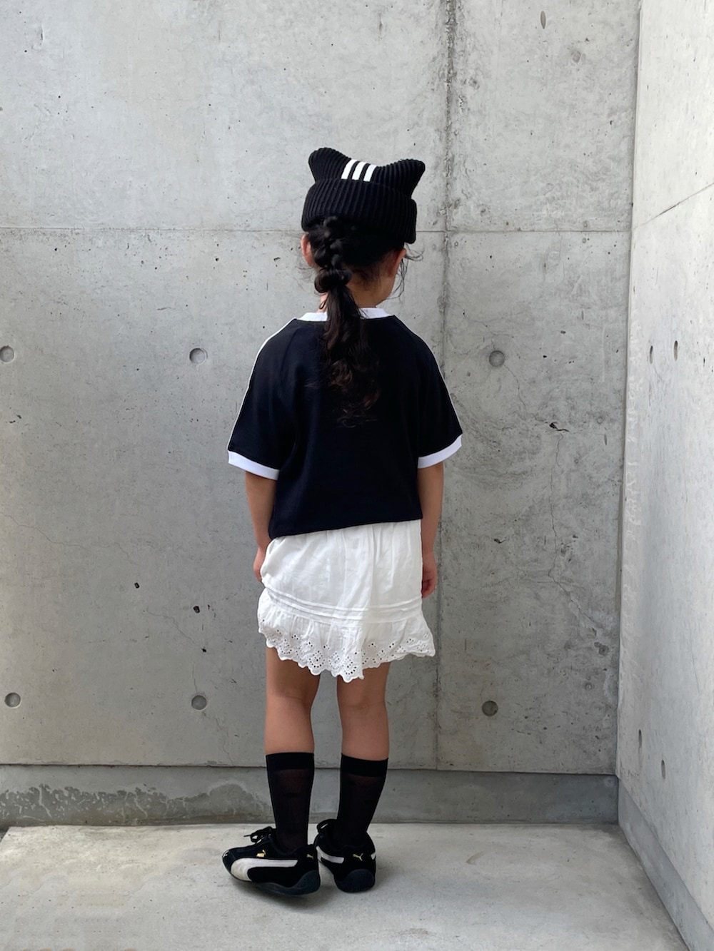 ブラック系のTシャツ/カットソー、ブラック系のスニーカー、ホワイト系のパンツを着用したキッズの夏コーディネートの3枚目の写真