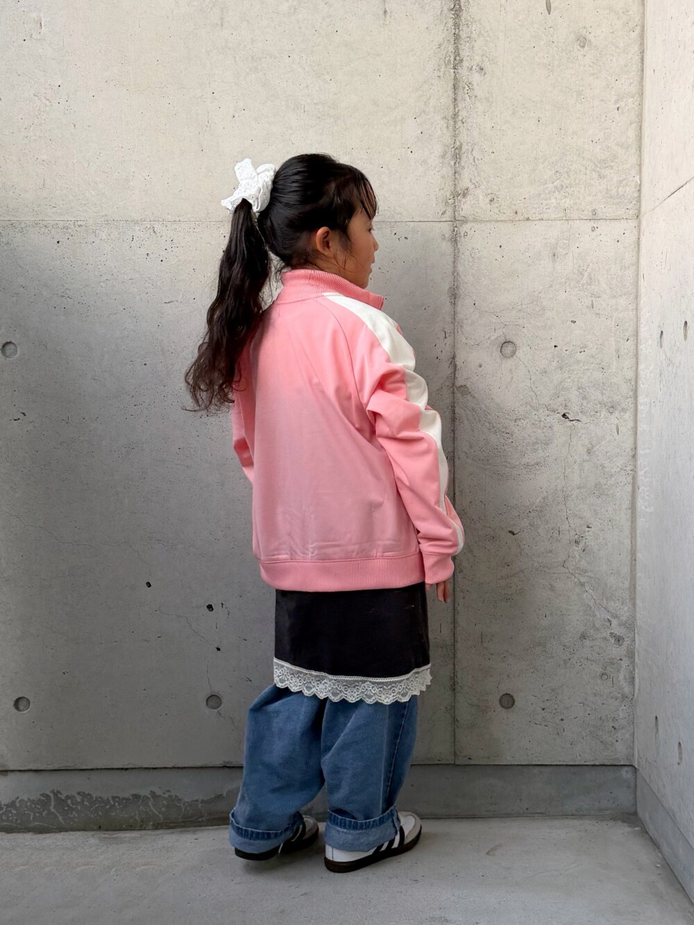 ホワイト系のスニーカー、ピンク系のジャージ、ブルー系のパンツを着用したキッズの秋コーディネートの5枚目の写真