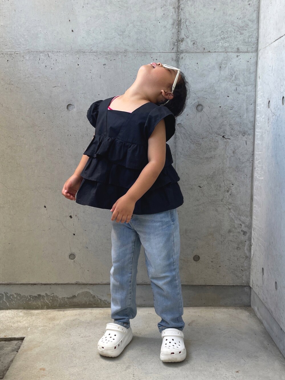 ピンク系のキャミソール、ホワイト系のサンダル、ブラック系のシャツ/ブラウスを着用したキッズの夏コーディネートの2枚目の写真