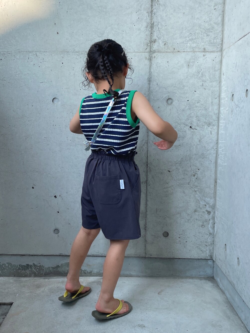 ブルー系のTシャツ/カットソー、グレー系のその他パンツ、シルバー系のショルダーバッグを着用したキッズの夏コーディネートの5枚目の写真