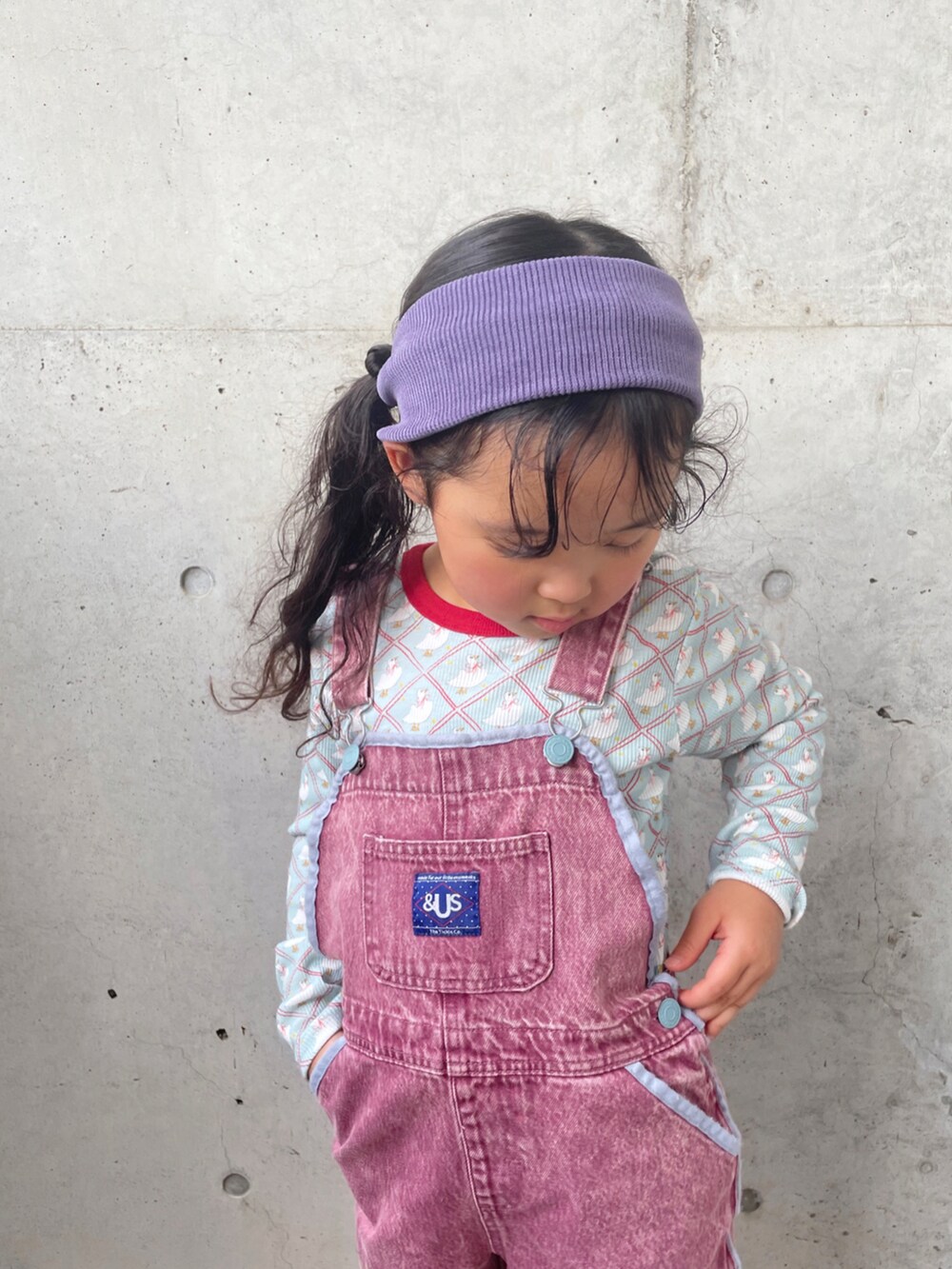 ブラック系のスリッポン、ブルー系のトップス、レッド系のサロペット/オーバーオールを着用したキッズの秋コーディネートの5枚目の写真