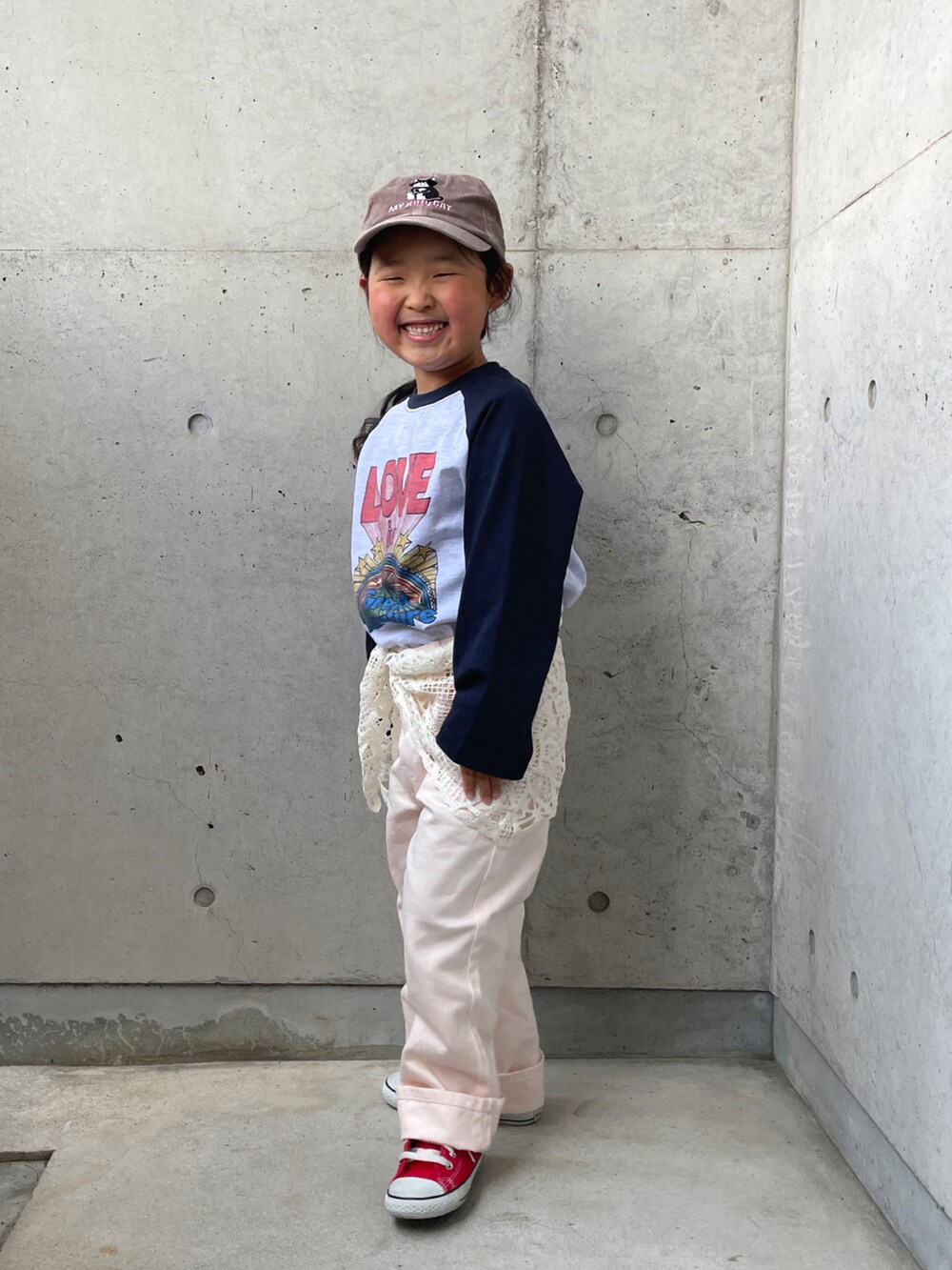 レッド系のスニーカー、グレー系のTシャツ/カットソー、ピンク系のその他パンツを着用したキッズの春コーディネートの5枚目の写真