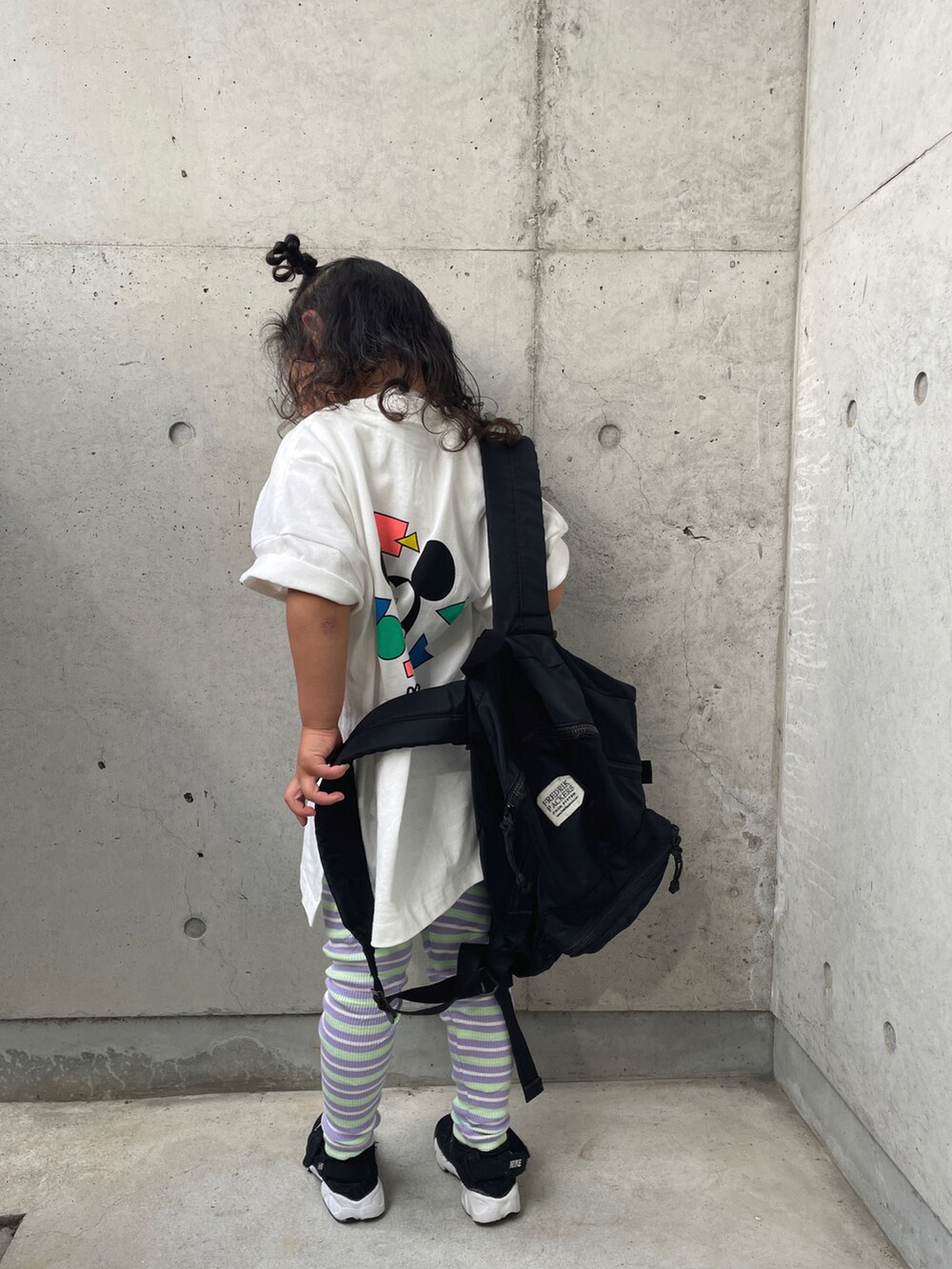 ホワイト系のTシャツ/カットソー、ブラック系のスニーカー、パープル系のレギンス/スパッツを着用したキッズの春コーディネートの4枚目の写真