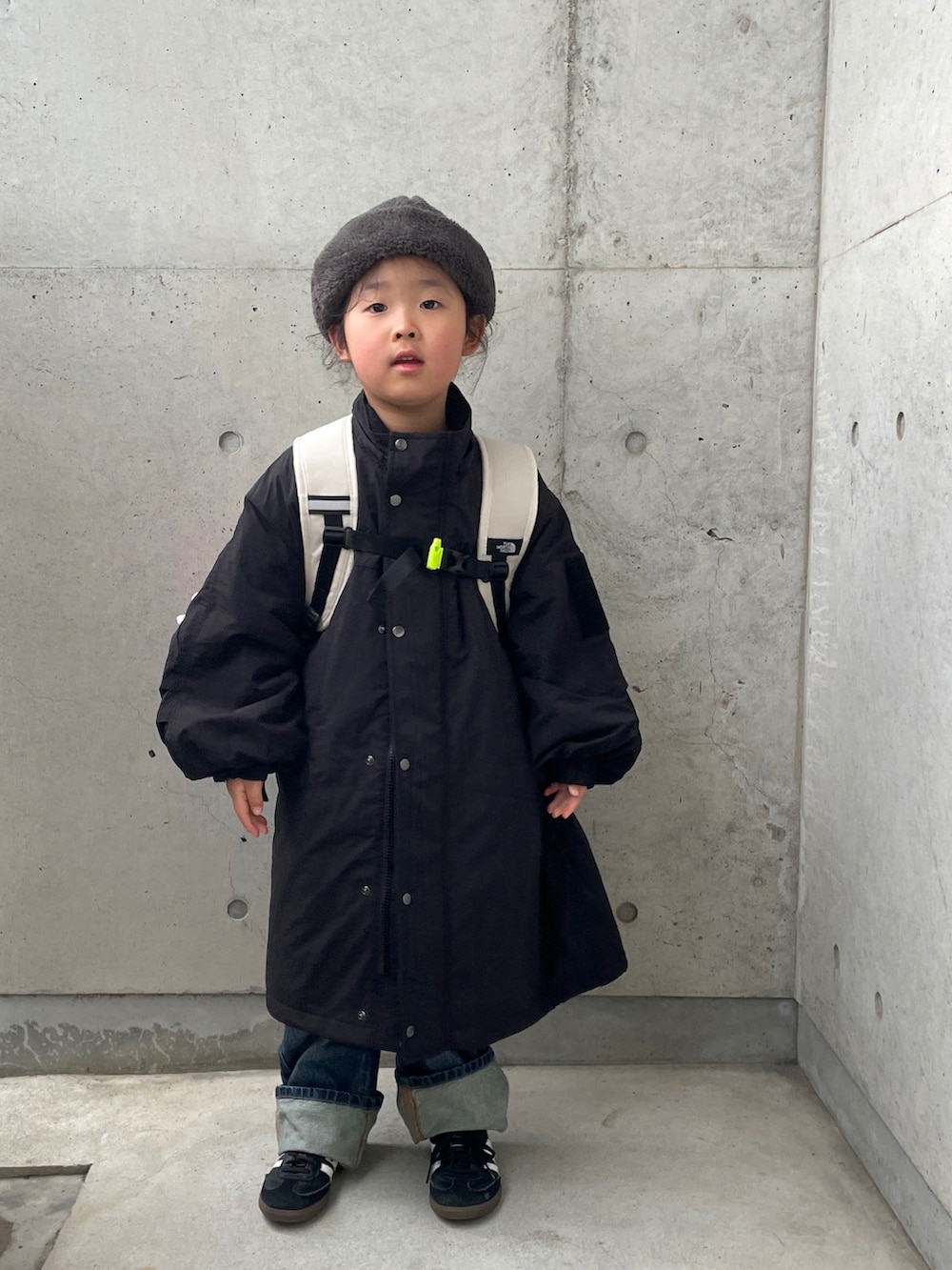 「キッズファッション、キッズ、モンスターパーカー、ロールアップ、デニムパンツ、ロングコート、冬コーデ、アウター、ボア、バックパック、リュック、ブラック、カジュアルコーデ」｜「LOWRYS FARMのＣＯＮＥストレートパンツ　 131382（デニムパンツ、ブルー系）」を使った、ioooさん（キッズ・110cm）の冬コーディネートの3枚目の写真