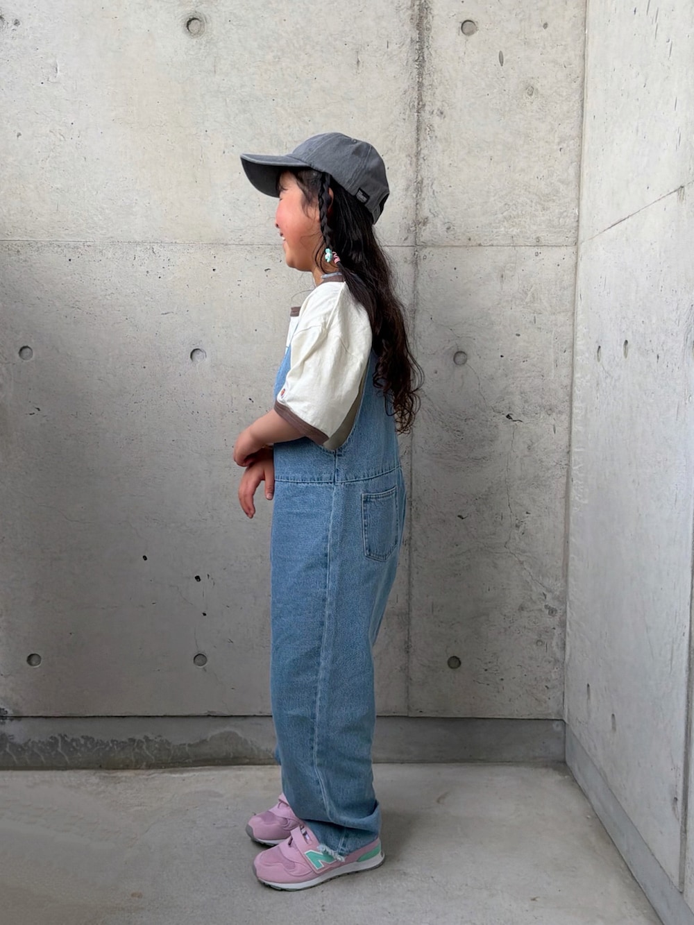 ブルー系のサロペット/オーバーオール、ピンク系のスニーカー、ホワイト系のTシャツ/カットソーを着用したキッズの春コーディネートの2枚目の写真