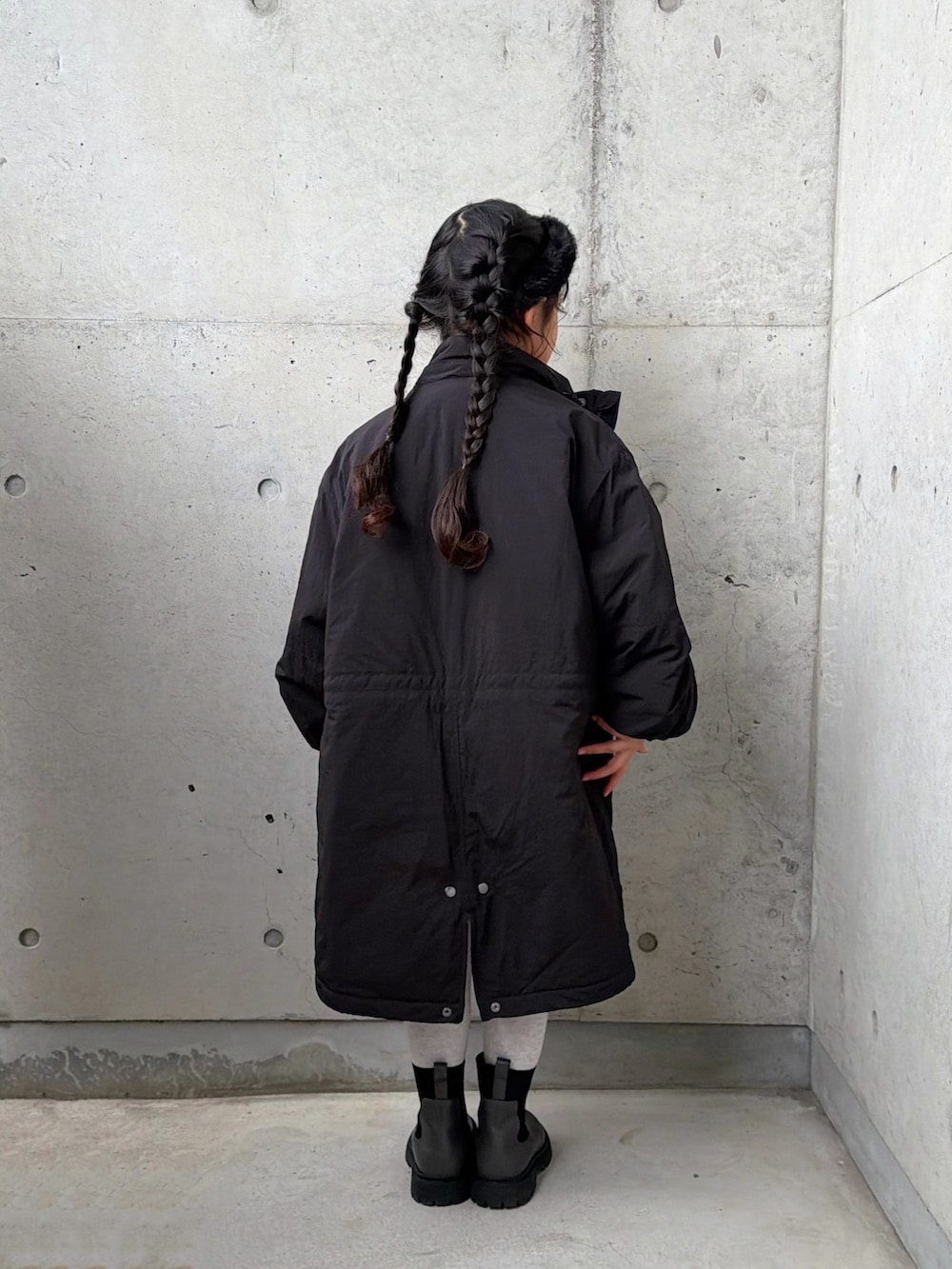 ブラック系のミリタリージャケット、ブラック系のその他パンツ、グレー系のブーツを着用したキッズの冬コーディネートの5枚目の写真