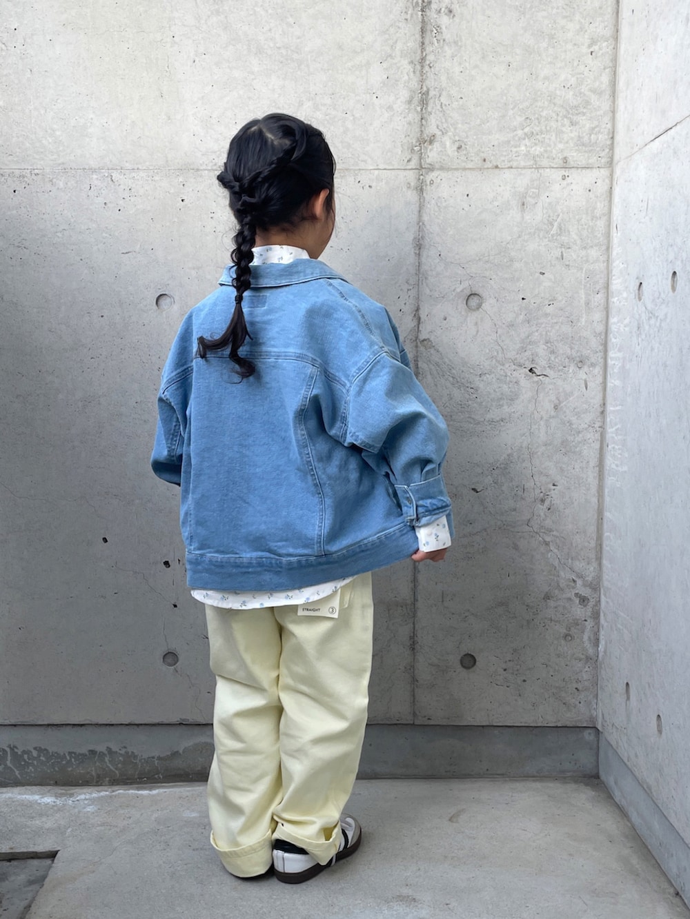ホワイト系のシャツ/ブラウス、イエロー系のその他パンツ、ブルー系のデニムジャケットを着用したキッズの春コーディネートの3枚目の写真