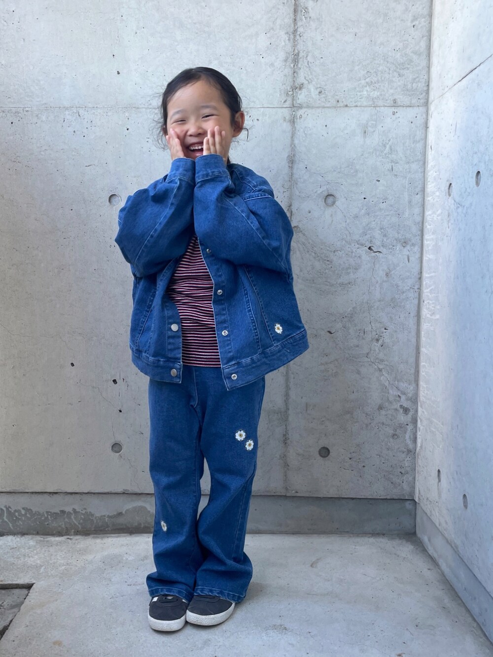 ブルー系のデニムパンツ、レッド系のTシャツ/カットソー、ブルー系のデニムジャケットを着用したキッズの秋コーディネートの5枚目の写真