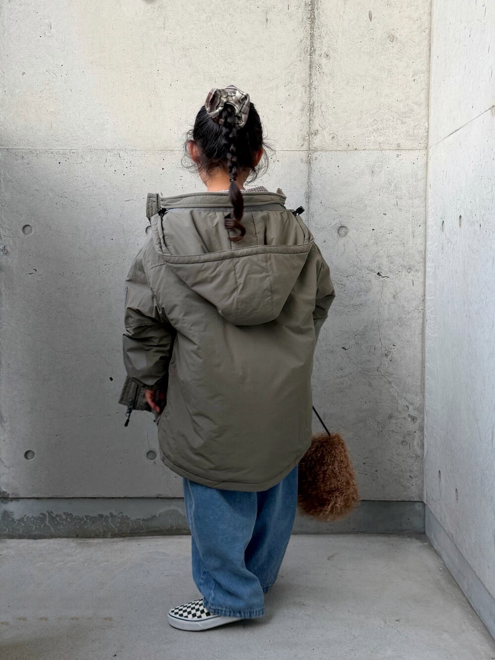 ホワイト系のTシャツ/カットソー、ブラック系のスリッポン、グリーン系のブルゾンを着用したキッズの秋コーディネートの5枚目の写真