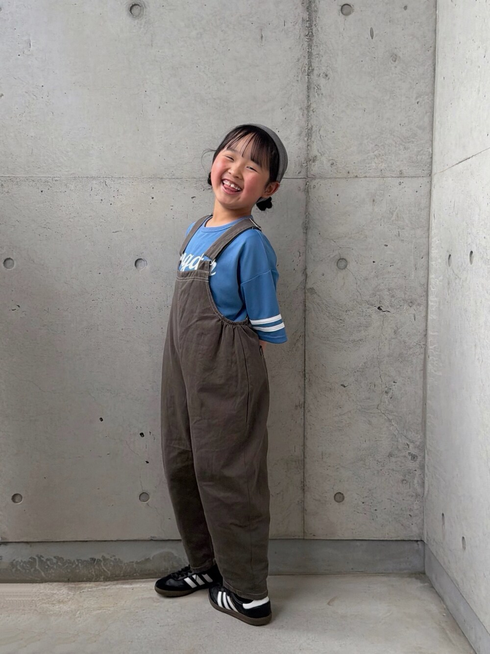 ブラック系のスニーカー、ブルー系のTシャツ/カットソー、グレー系のサロペット/オーバーオールを着用したキッズの春コーディネートの5枚目の写真