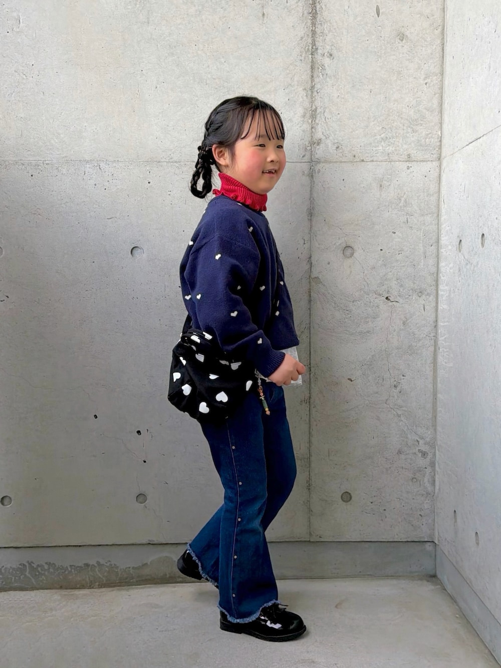 ブラック系のショルダーバッグ、ブルー系のニット/セーター、レッド系のニット/セーターを着用したキッズの冬コーディネートの2枚目の写真