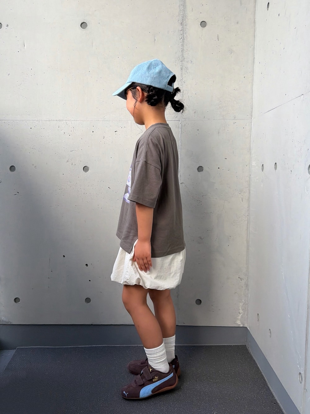 ブラック系のTシャツ/カットソー、ブラウン系のスニーカー、ホワイト系のその他パンツを着用したキッズの秋コーディネートの2枚目の写真
