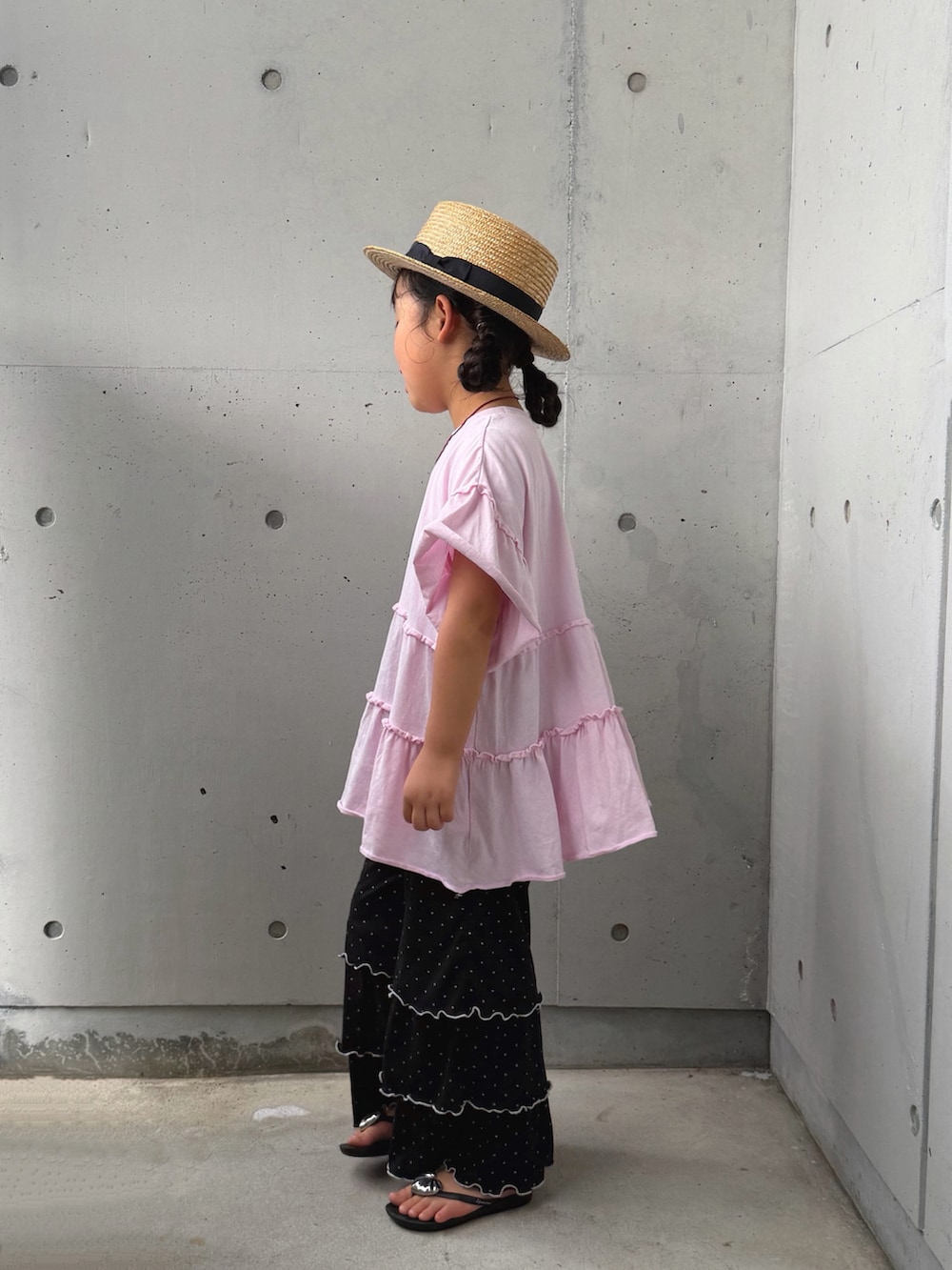 ピンク系のTシャツ/カットソー、ブラック系のその他パンツ、ブラック系のサンダルを着用したキッズの夏コーディネートの4枚目の写真