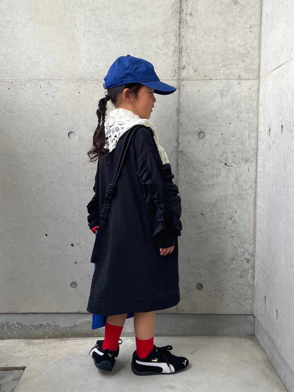 ブルー系のエコバッグ/サブバッグ、ブラック系のエコバッグ/サブバッグ、ブラック系のスニーカーを着用したキッズの春コーディネートの3枚目の写真