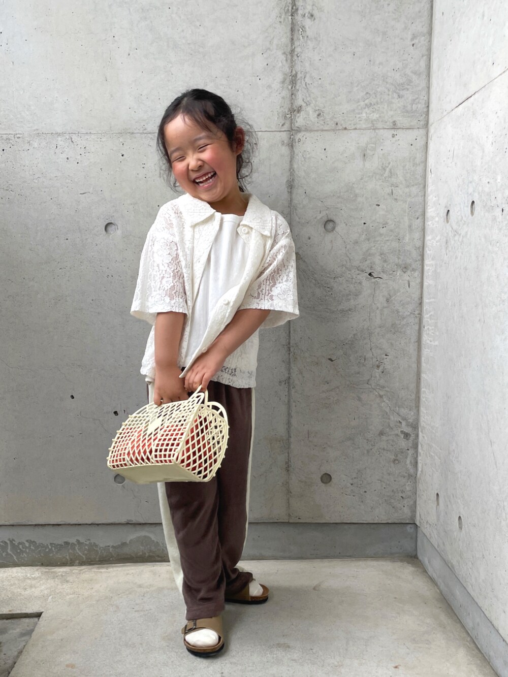 ブラウン系のその他パンツ、ホワイト系のシャツ/ブラウス、ホワイト系のバッグを着用したキッズの春コーディネートの4枚目の写真