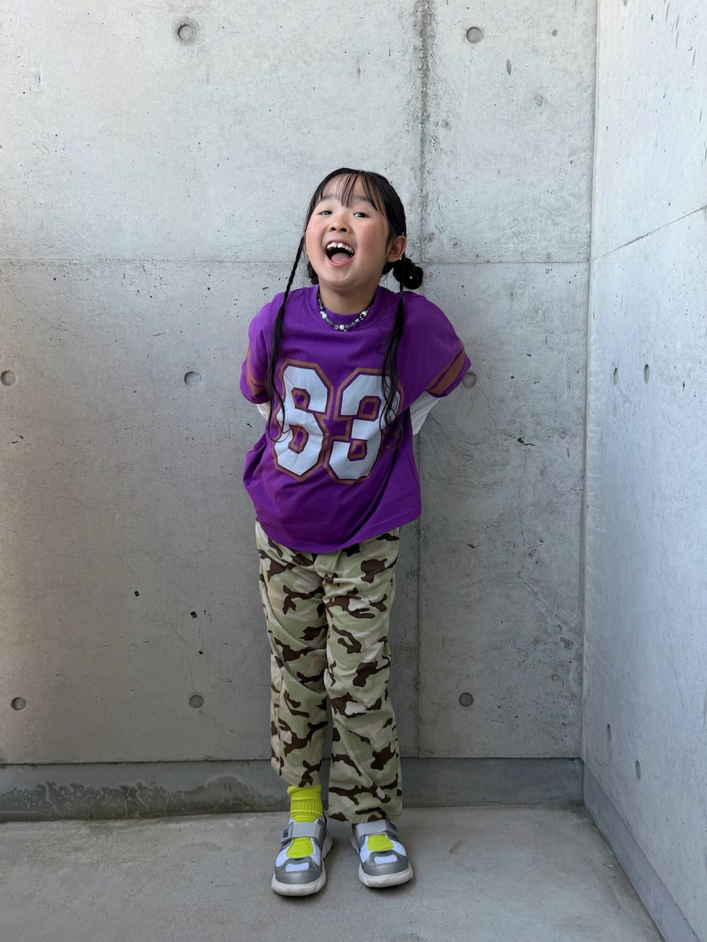 シルバー系のスニーカー、パープル系のTシャツ/カットソー、ホワイト系のTシャツ/カットソーを着用したキッズの春コーディネートの5枚目の写真