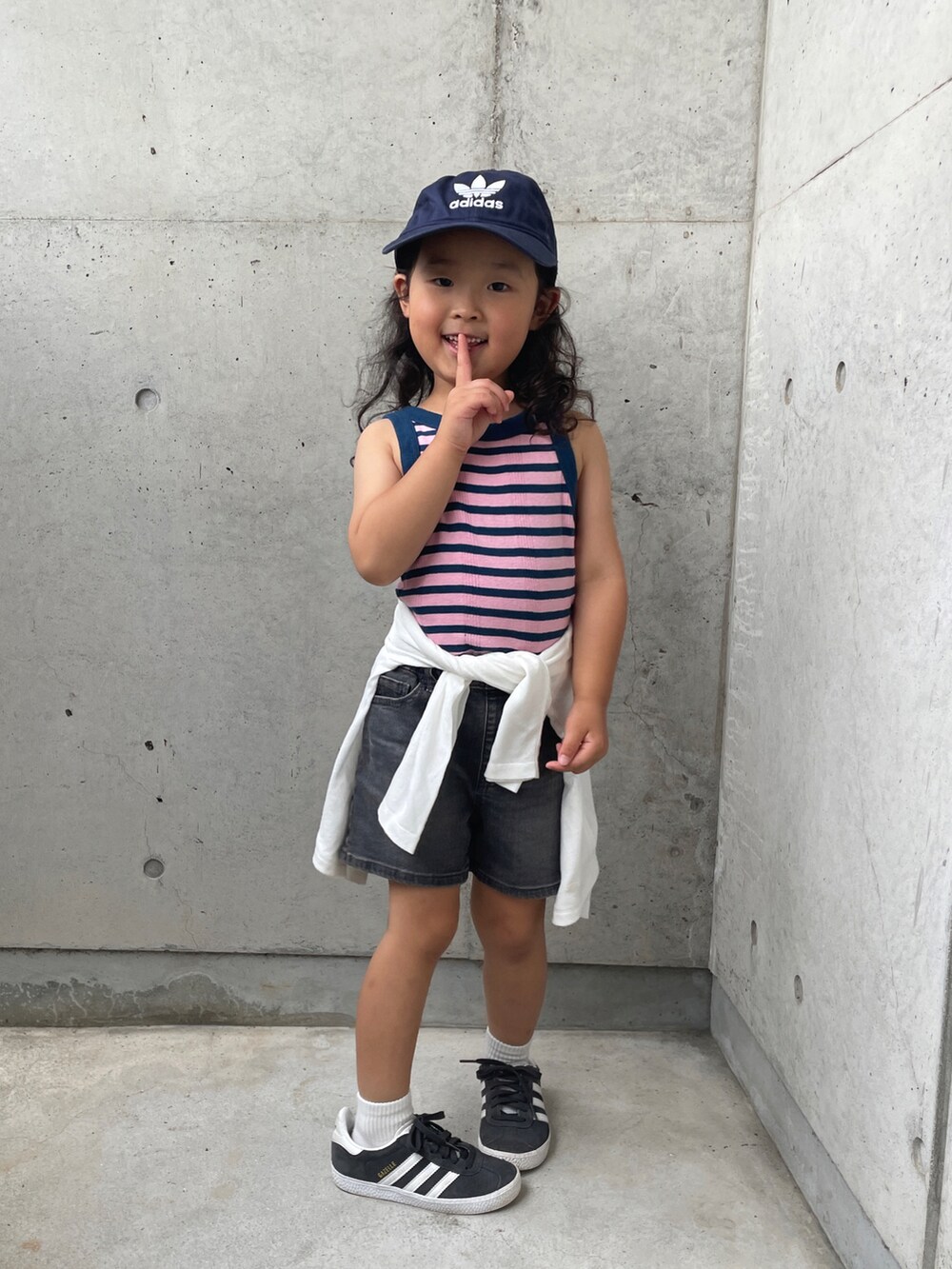 ブルー系のタンクトップ、ホワイト系のTシャツ/カットソー、グレー系のパンツを着用したキッズの夏コーディネートの5枚目の写真