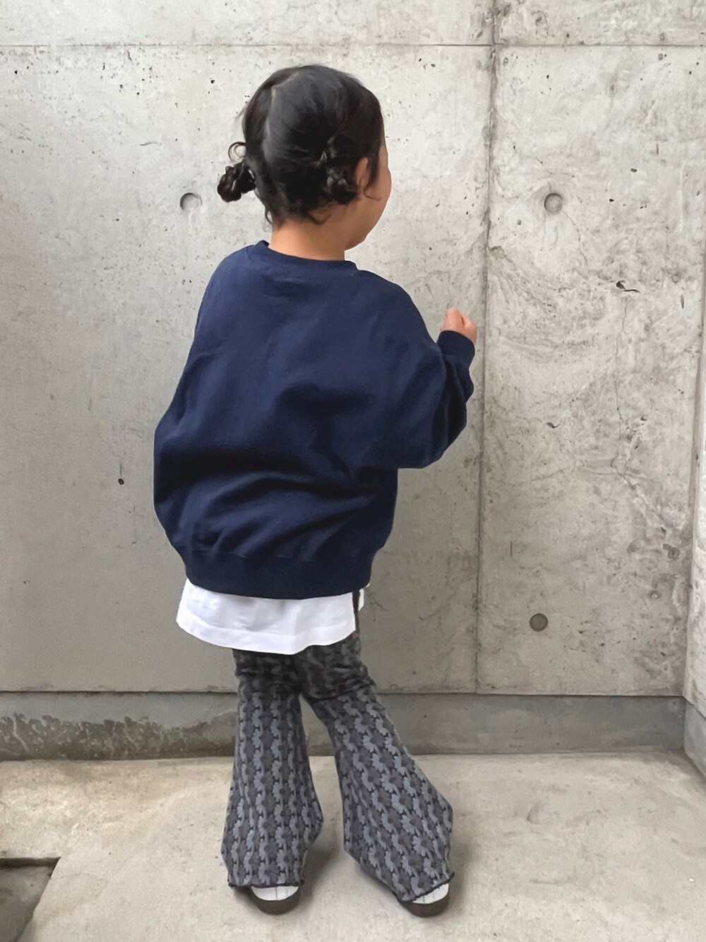 ホワイト系のスウェット、ホワイト系のTシャツ/カットソー、グレー系のその他パンツを着用したキッズの春コーディネートの5枚目の写真