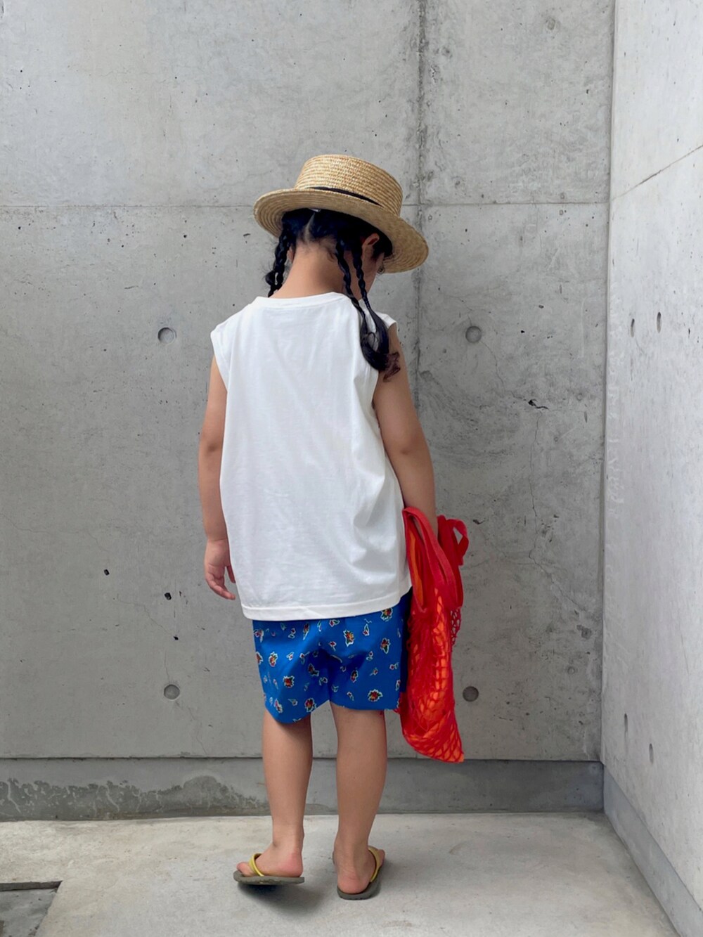 ブラウン系のサンダル、ホワイト系のトップス、ブルー系のその他パンツを着用したキッズの夏コーディネートの4枚目の写真