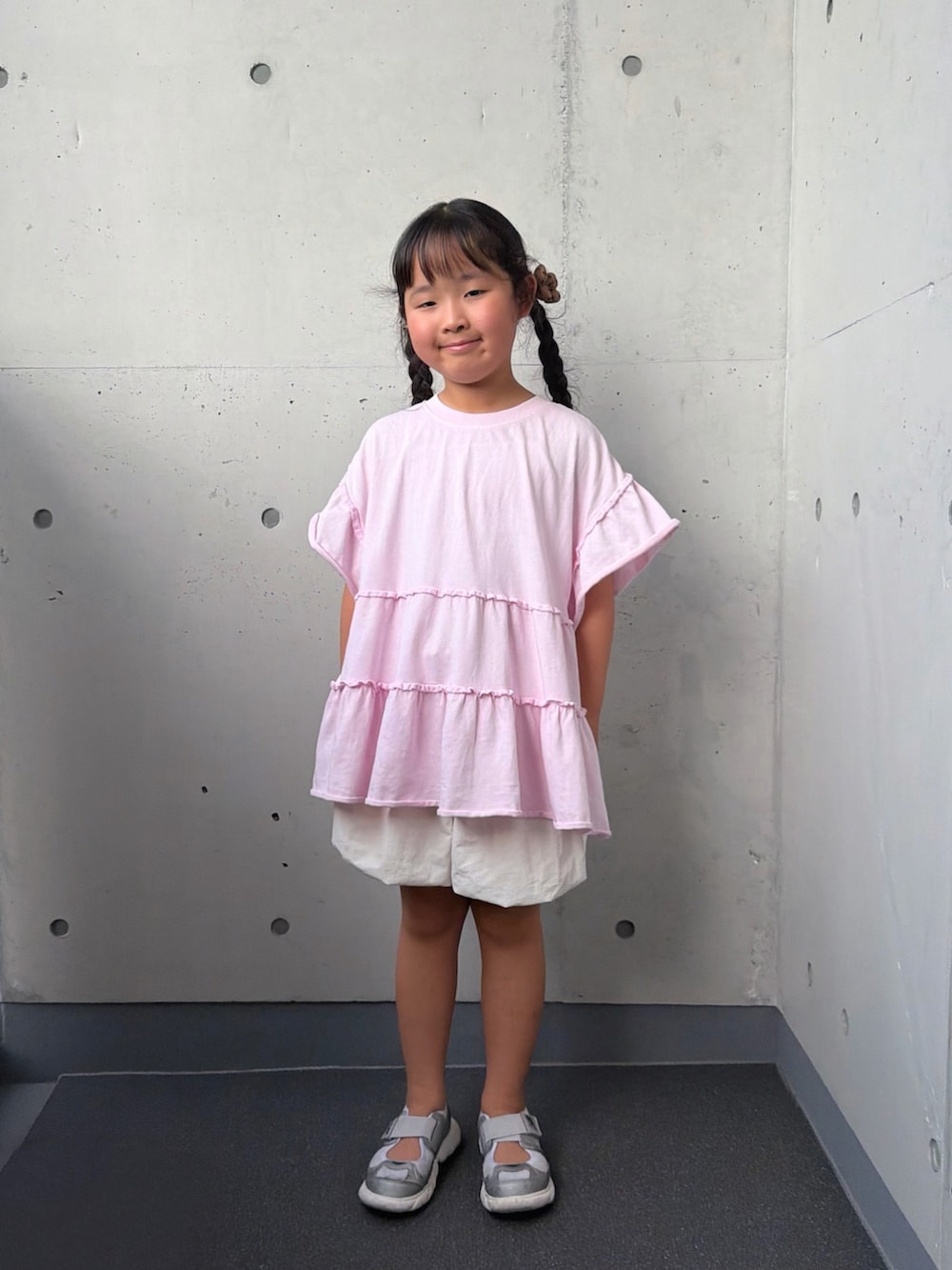 ピンク系のTシャツ/カットソー、ホワイト系のその他パンツ、シルバー系のスニーカーを着用したキッズの夏コーディネートの5枚目の写真