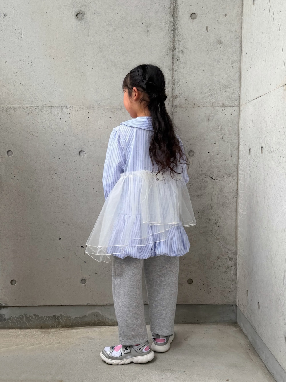 ブルー系のシャツ/ブラウス、ホワイト系のTシャツ/カットソー、シルバー系のスニーカーを着用したキッズの春コーディネートの2枚目の写真
