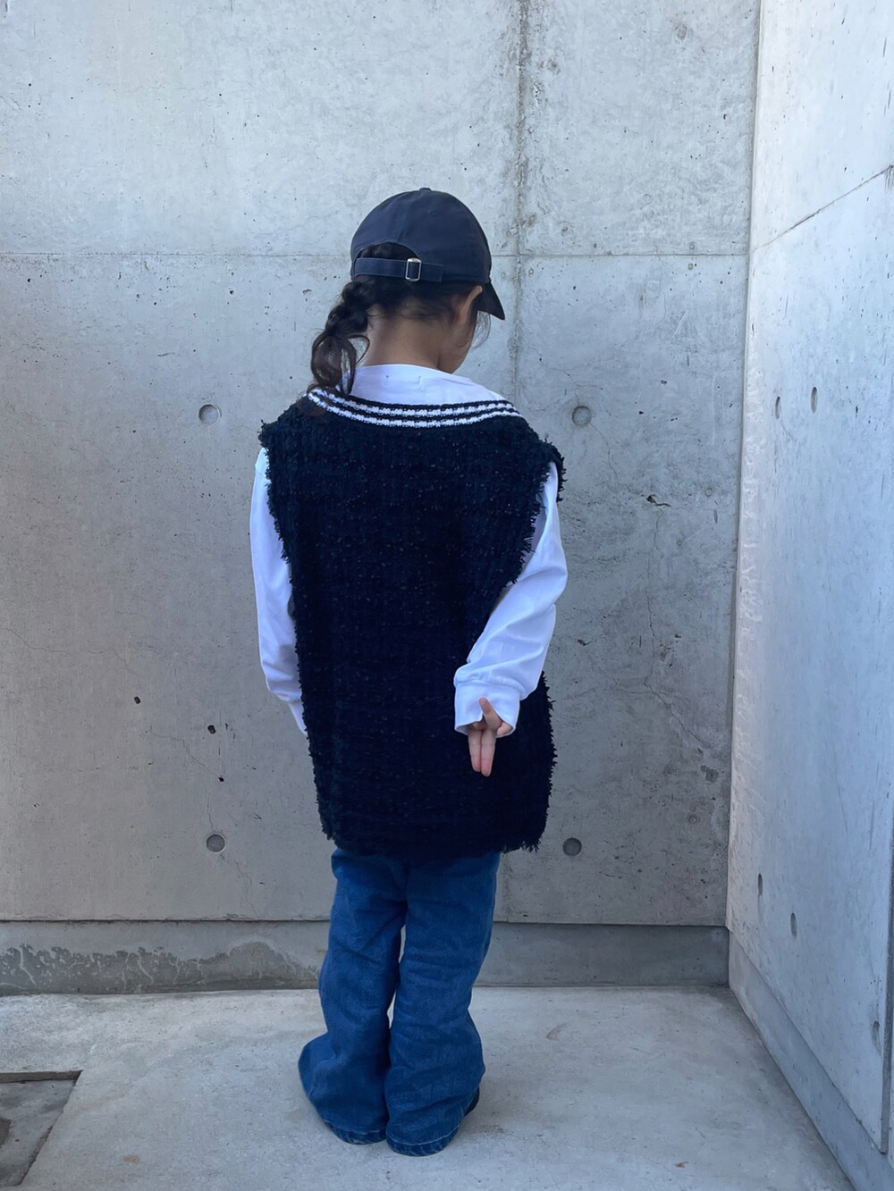 ブラック系のブーツ、ブルー系のTシャツ/カットソー、ブルー系のデニムパンツを着用したキッズの冬コーディネートの5枚目の写真