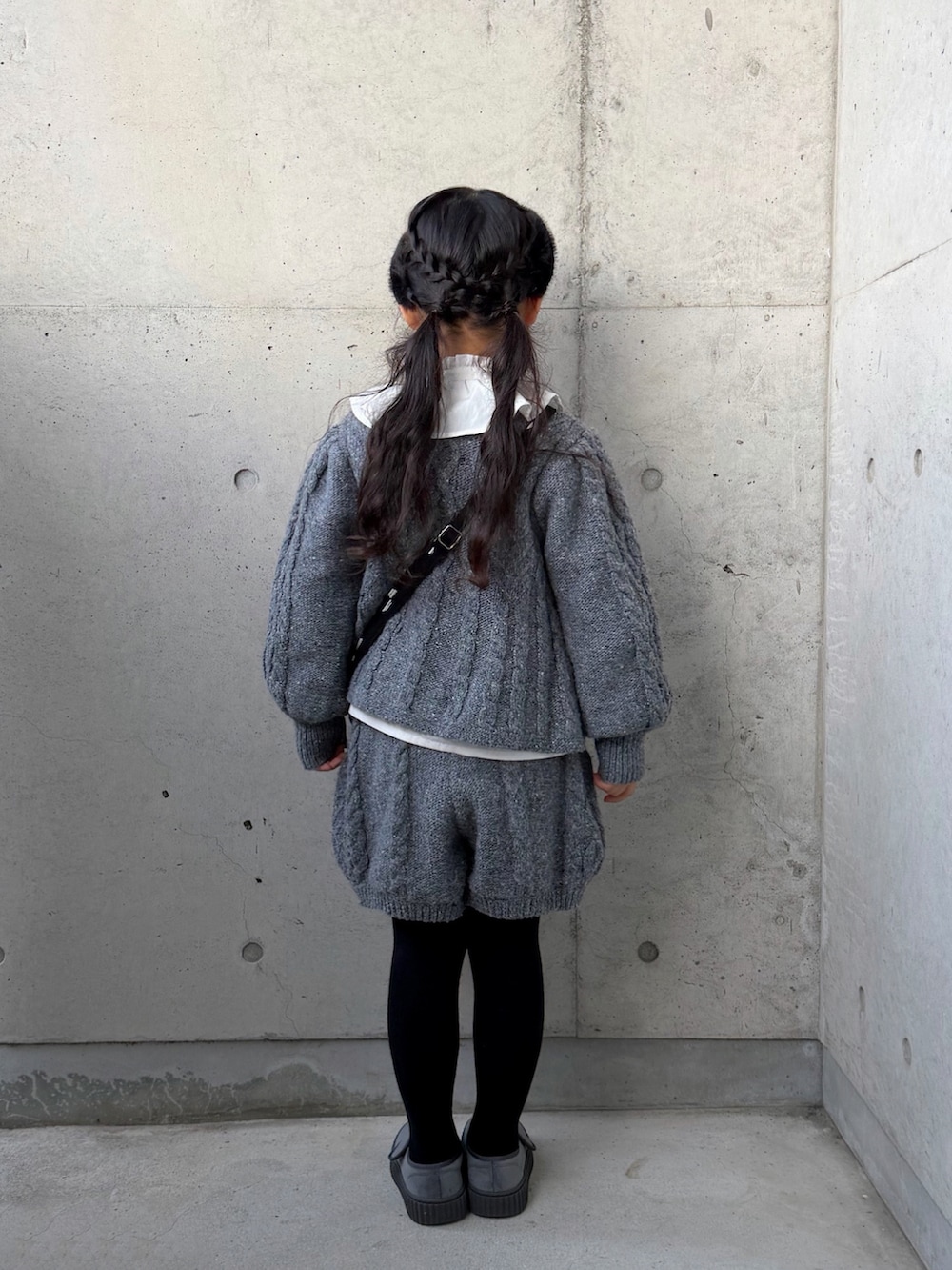 グレー系のニット/セーター、グレー系のその他パンツ、グレー系のその他シューズを着用したキッズの冬コーディネートの4枚目の写真