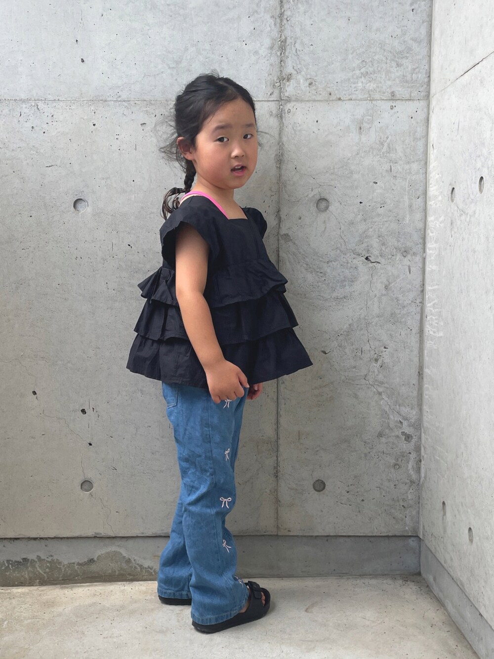 ブルー系のパンツ、ピンク系のキャミソール、ブラック系のシャツ/ブラウスを着用したキッズの夏コーディネートの3枚目の写真