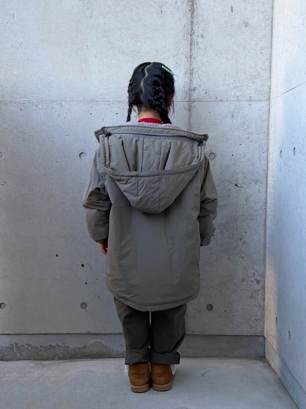 グレー系のサロペット/オーバーオール、ブラウン系のブーツ、ブラック系のTシャツ/カットソーを着用したキッズの冬コーディネートの4枚目の写真