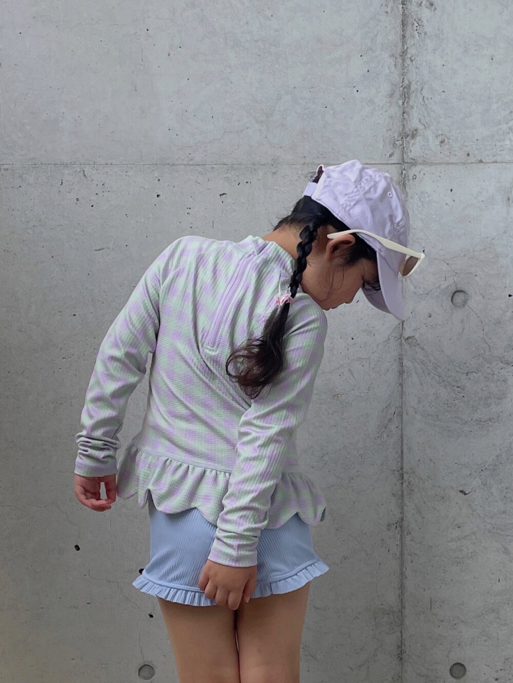 ピンク系のトートバッグ、その他のサンダル、パープル系の水着を着用したキッズの夏コーディネートの4枚目の写真