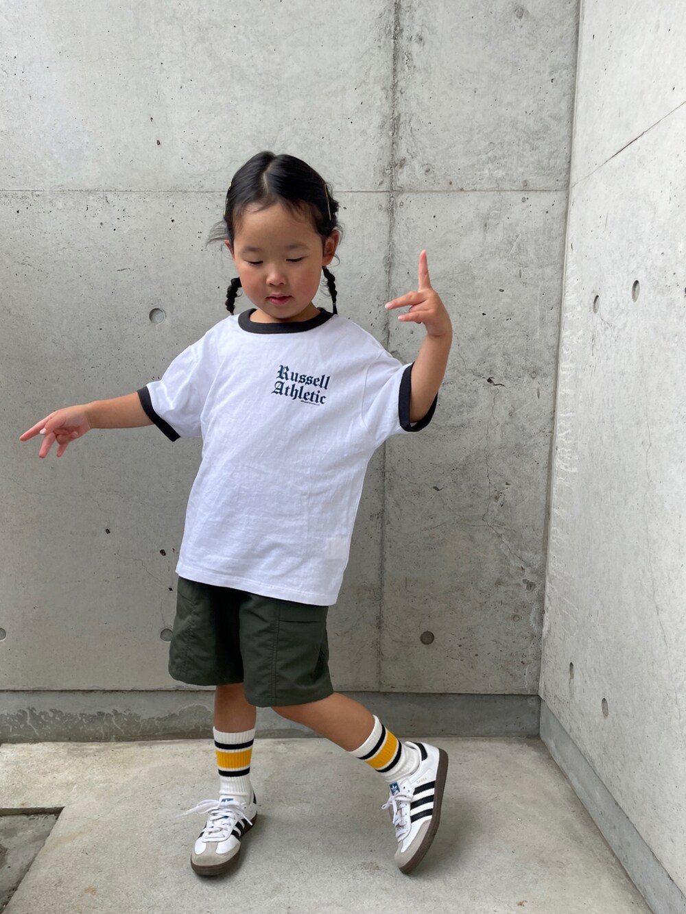 グリーン系のパンツ、ホワイト系のTシャツ/カットソー、ブラック系のスニーカーを着用したキッズの夏コーディネートの3枚目の写真