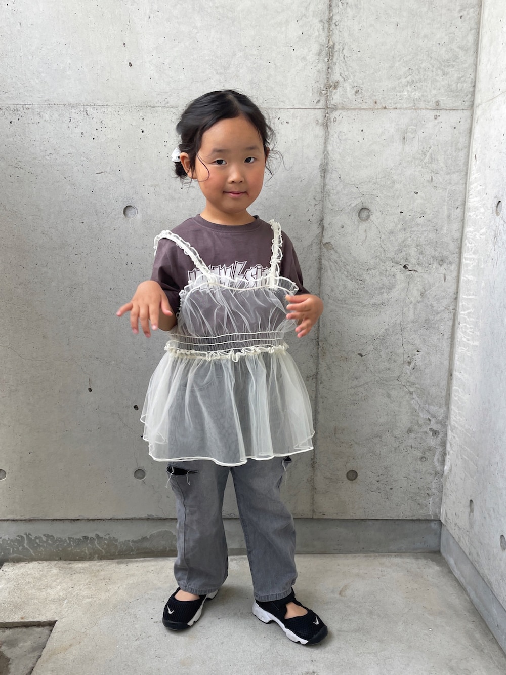 ブラック系のTシャツ/カットソー、グレー系のデニムパンツ、ブラック系のスニーカーを着用したキッズの春コーディネートの2枚目の写真