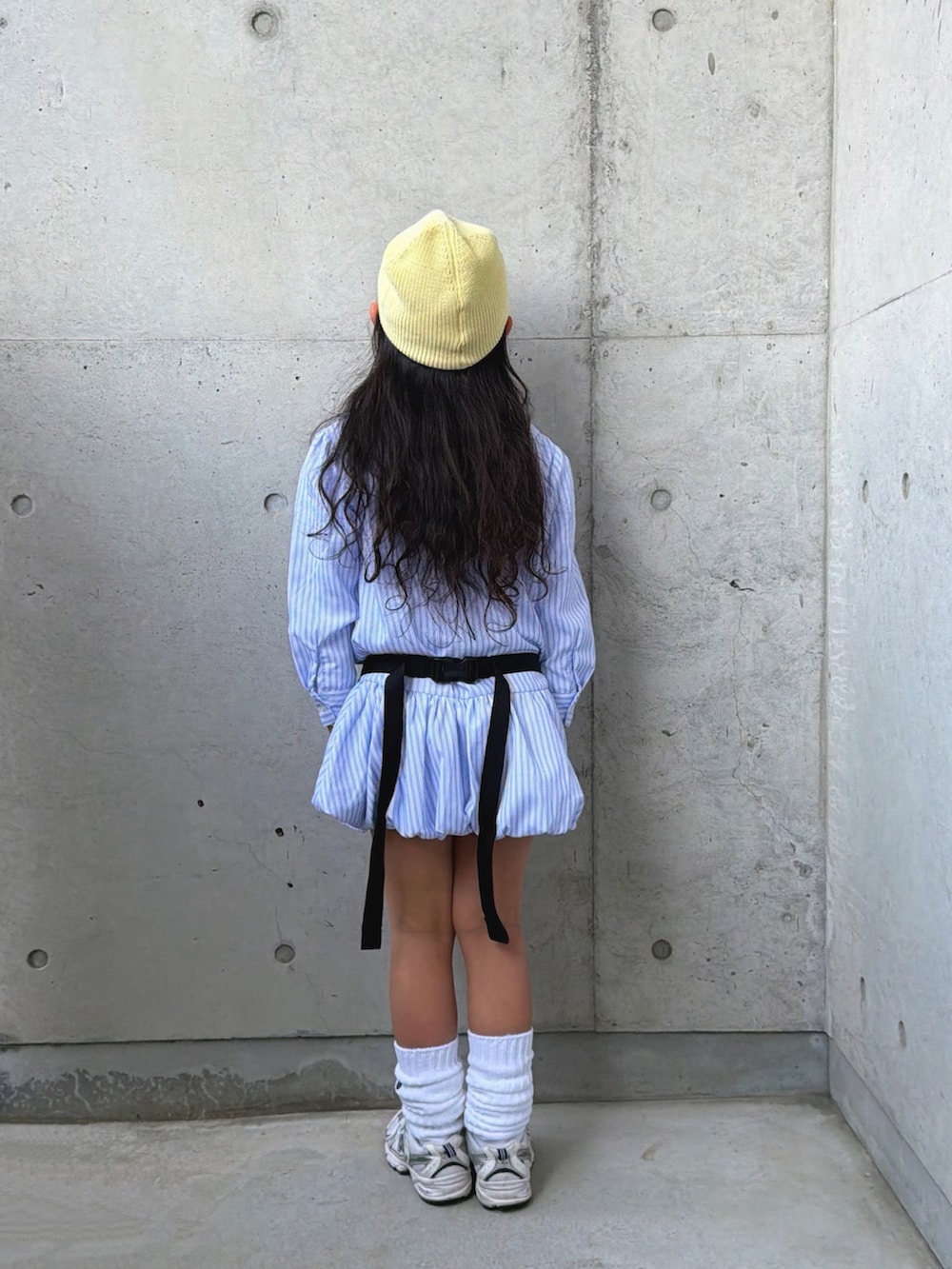 ブルー系のシャツ/ブラウス、ブラック系のボディバッグ/ウエストポーチ、ホワイト系のスニーカーを着用したキッズの春コーディネートの3枚目の写真