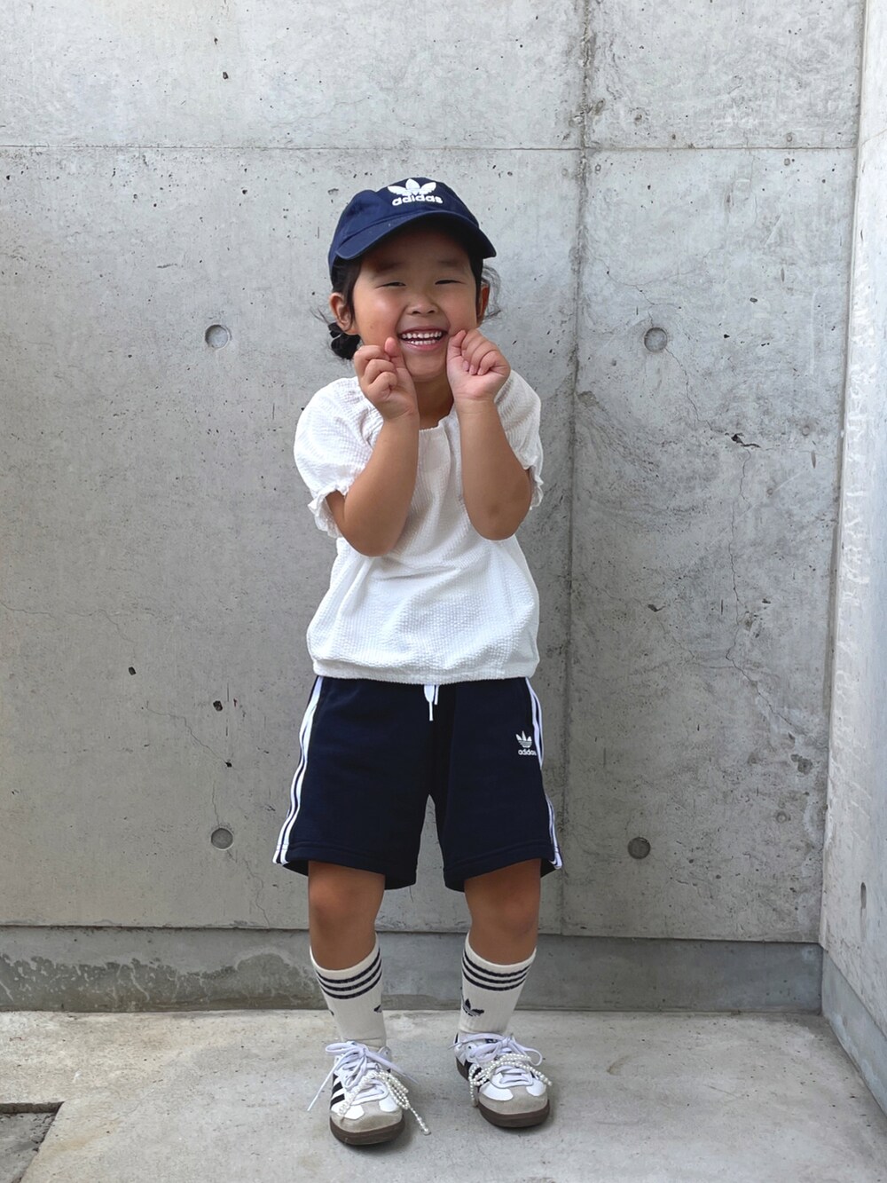 ホワイト系のトップス、ブラック系のその他パンツ、ホワイト系のスニーカーを着用したキッズの秋コーディネートの4枚目の写真
