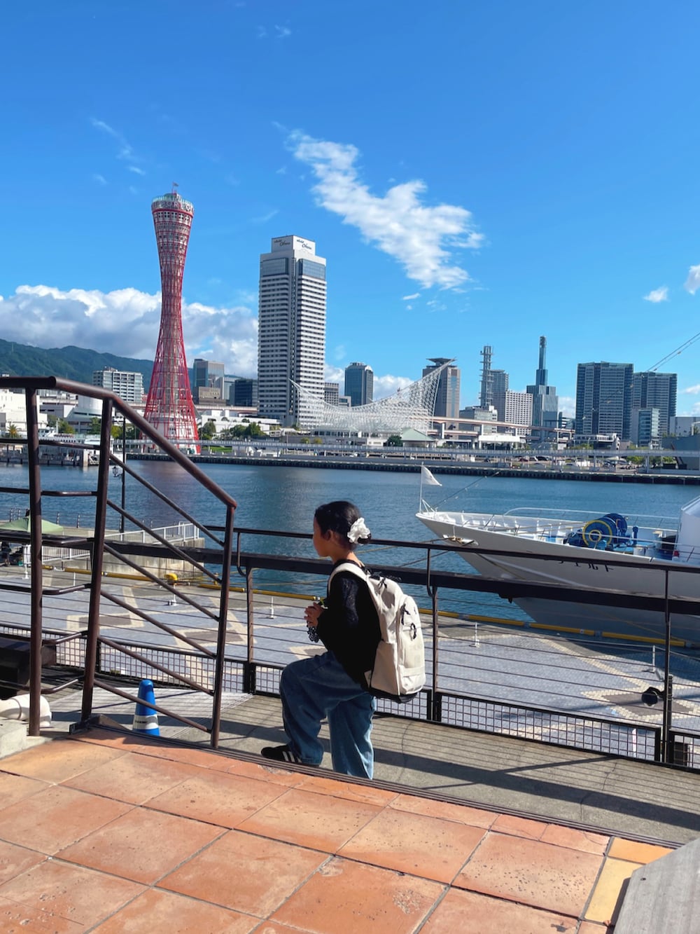 ブラック系のタンクトップ、ブラック系のスニーカー、ブラック系のTシャツ/カットソーを着用したキッズの秋コーディネートの2枚目の写真