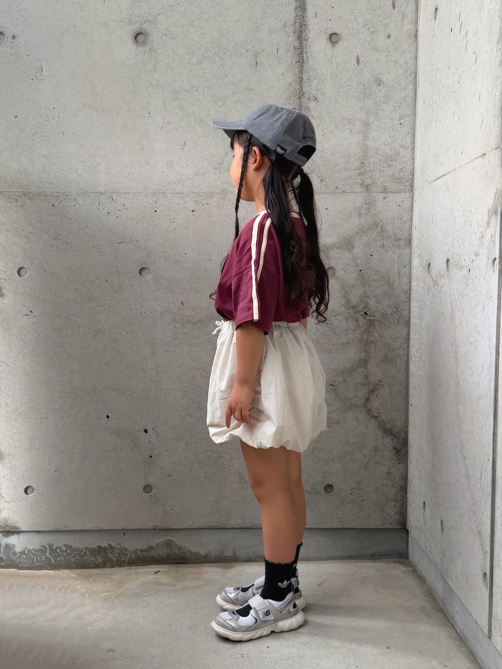 レッド系のTシャツ/カットソー、ホワイト系のその他パンツ、シルバー系のスニーカーを着用したキッズの夏コーディネートの4枚目の写真